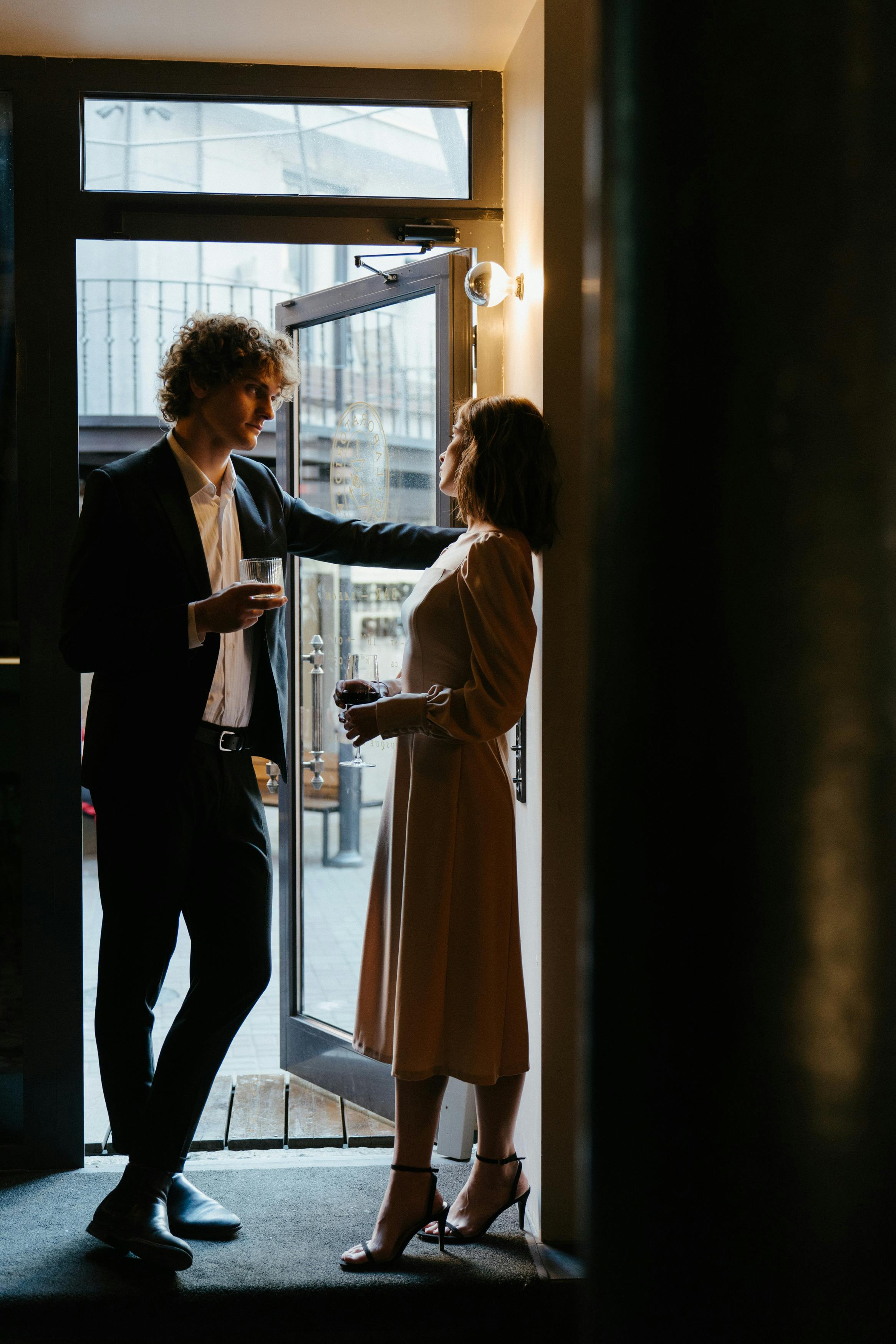 Una pareja hablando | Fuente: Pexels