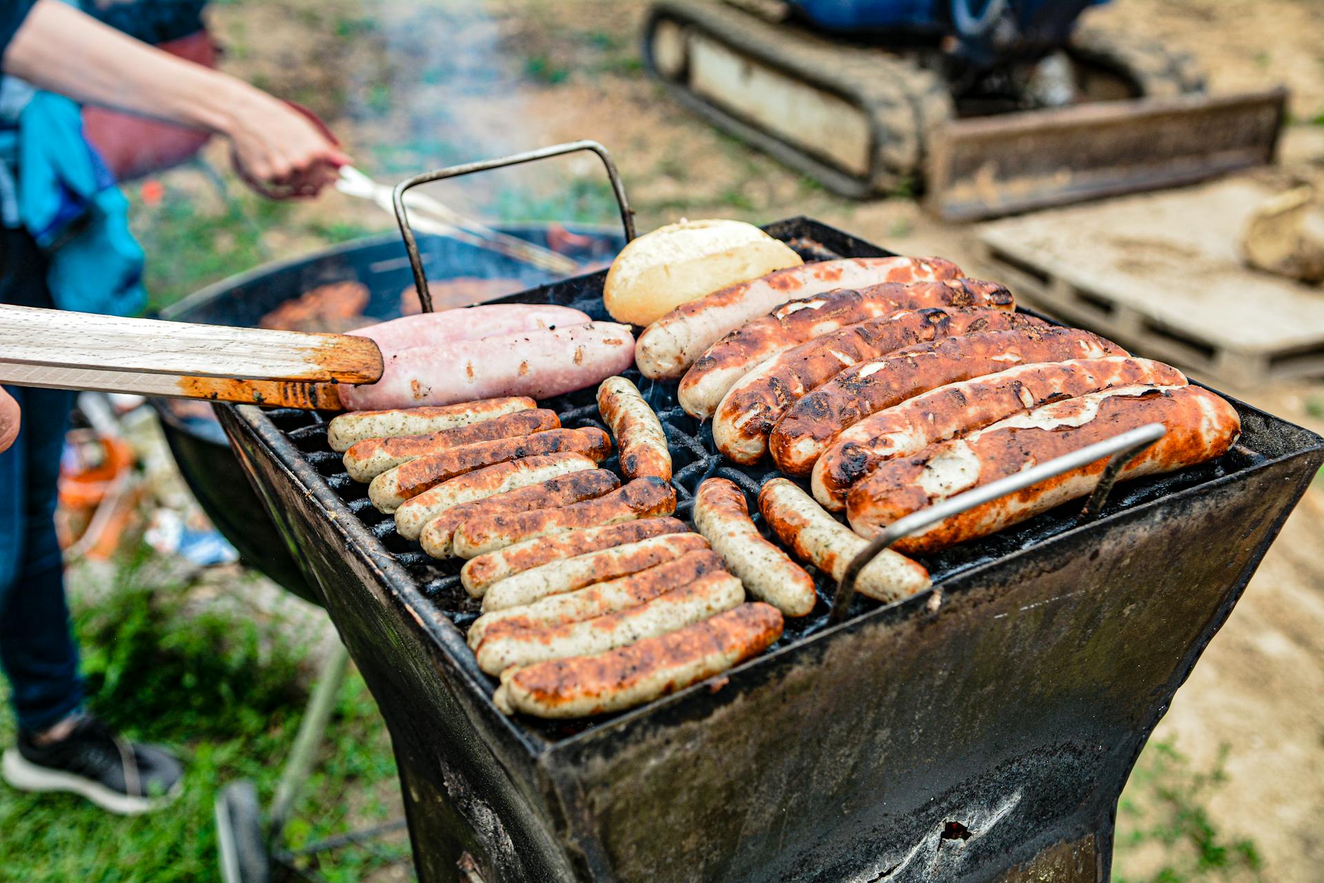 Primer plano de salchichas y hamburguesas en una parrilla | Fuente: Pexels
