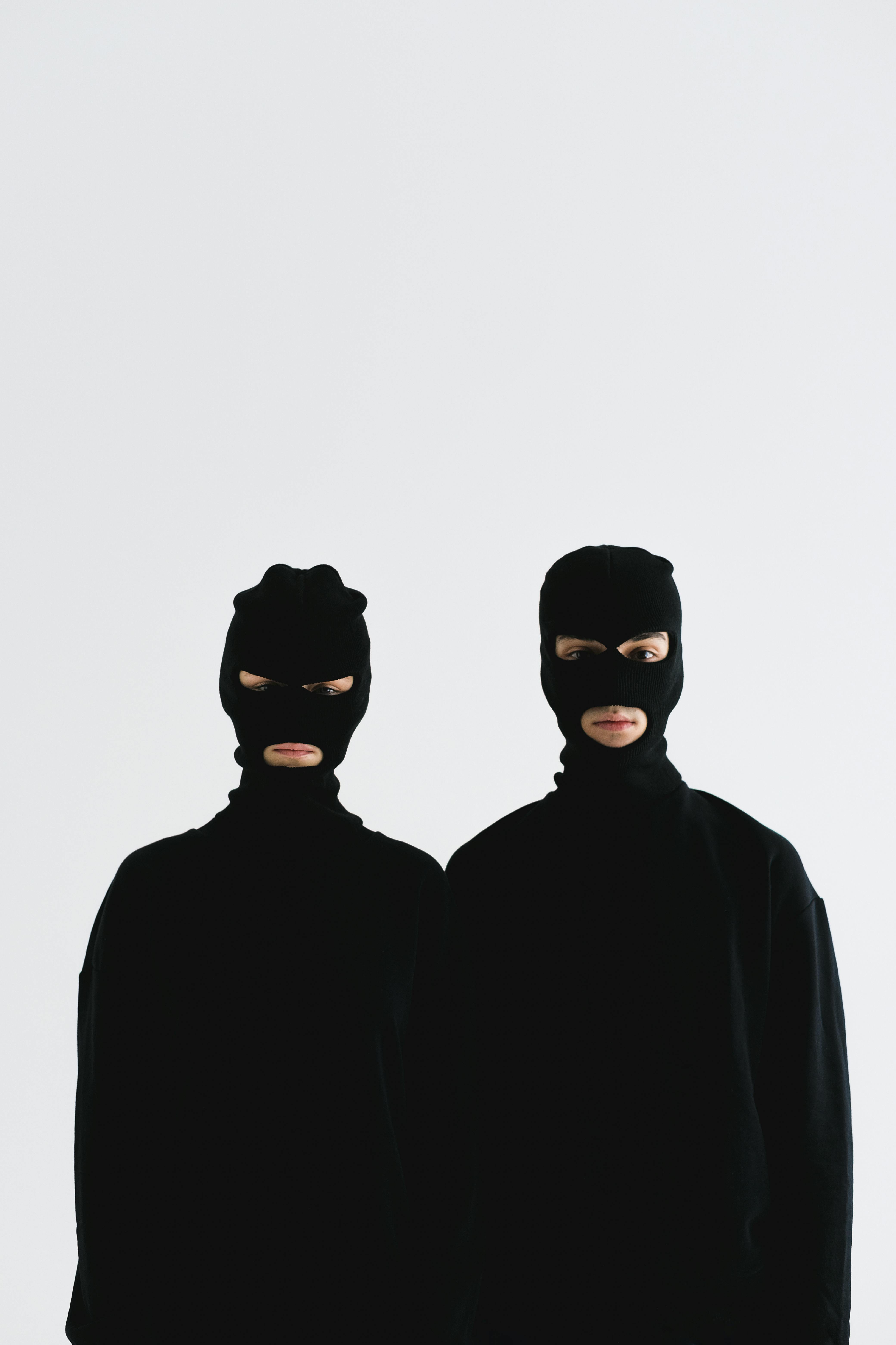 Gente con máscaras de ladrón | Fuente: Pexels