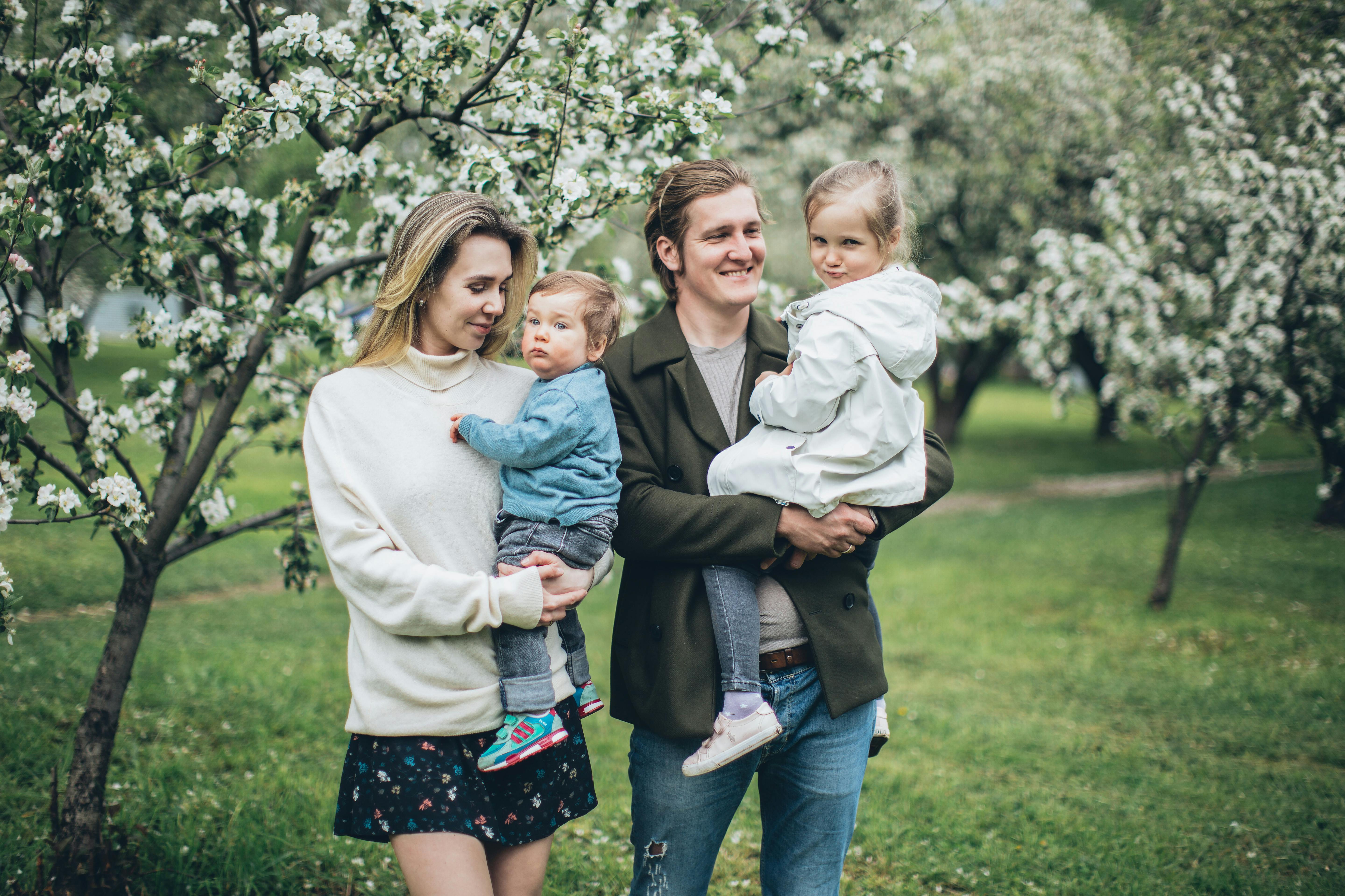 Una familia paseando por el parque | Fuente: Pexels