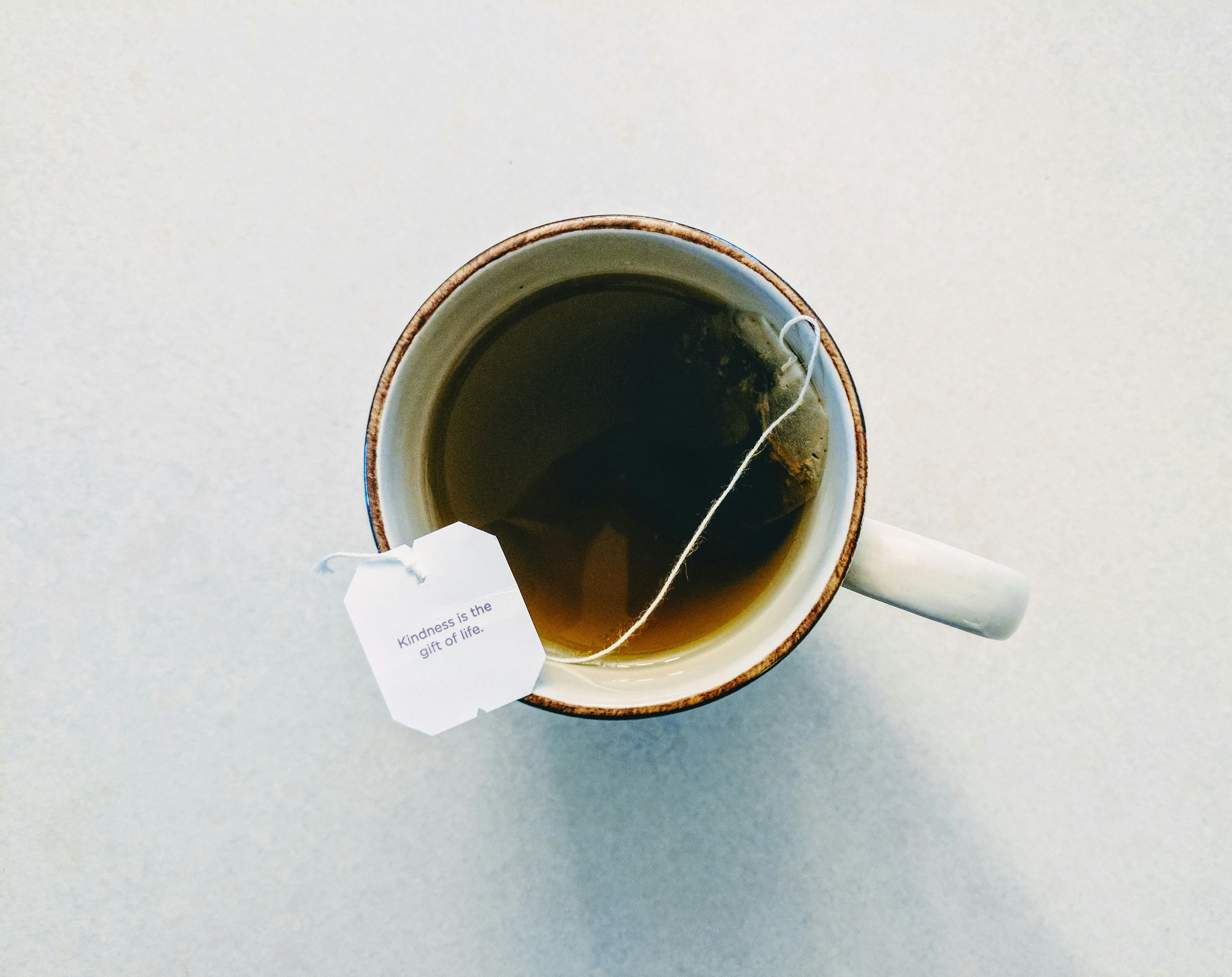 Una taza de té sobre una mesa | Fuente: Unsplash