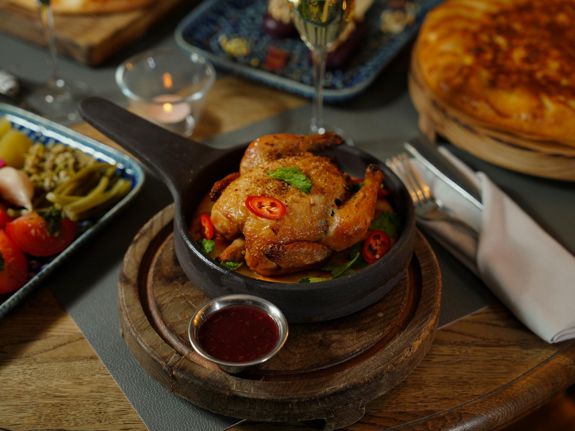 Pollo asado con salsa servido en la mesa | Fuente: Pexels