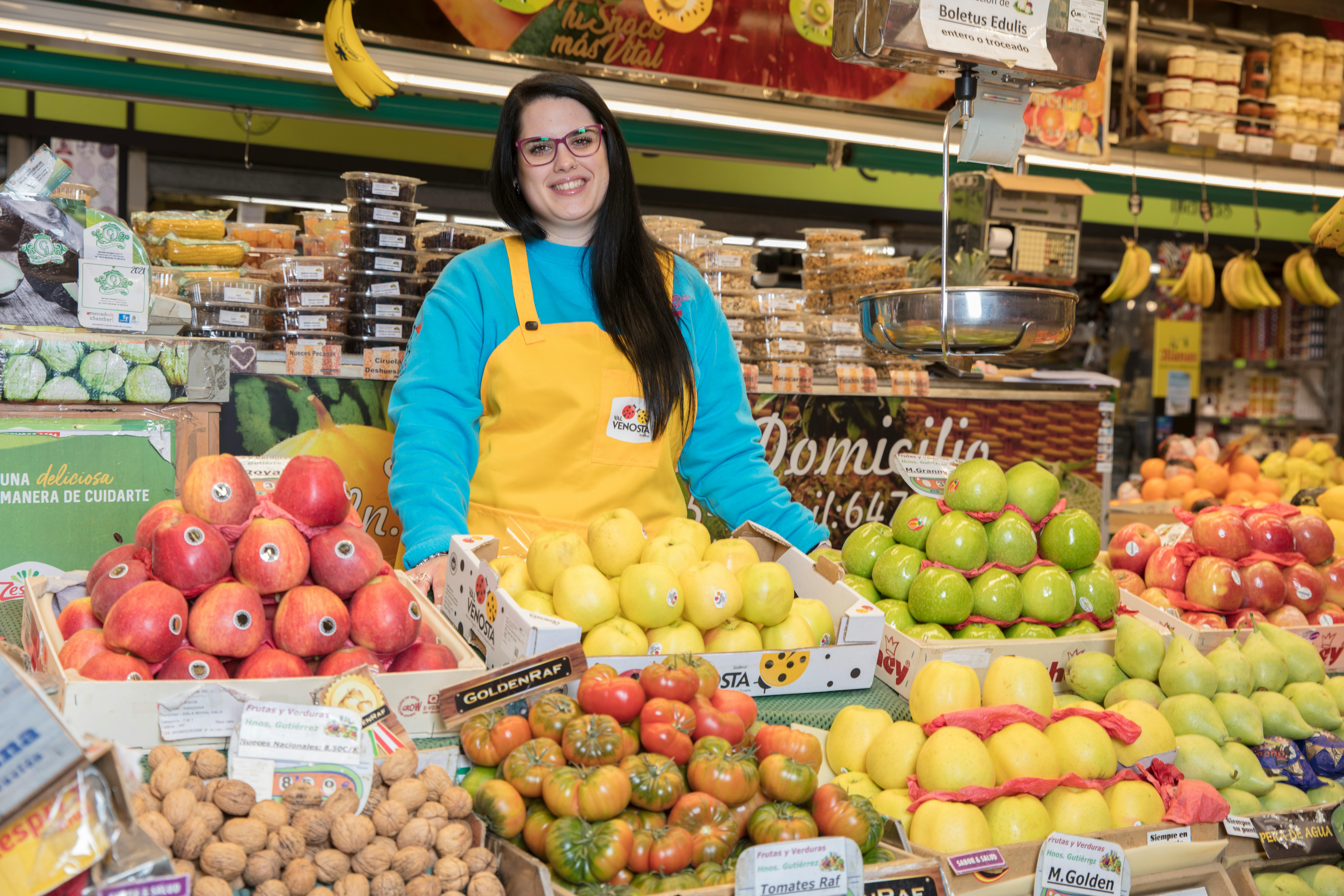 Una mujer feliz trabajando en un supermercado | Fuente: Pexels