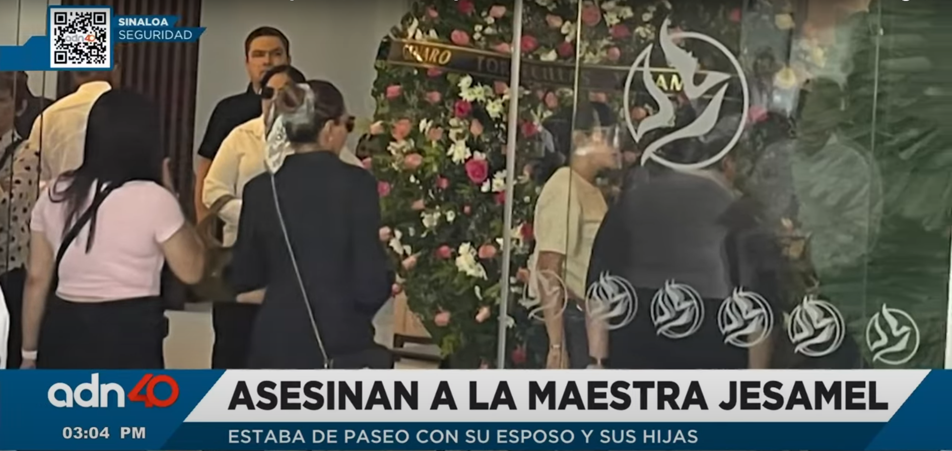 Familiares y allegados en el funeral de la maestra Jesamel Rodríguez | Fuente: YouTube/adn40Mx
