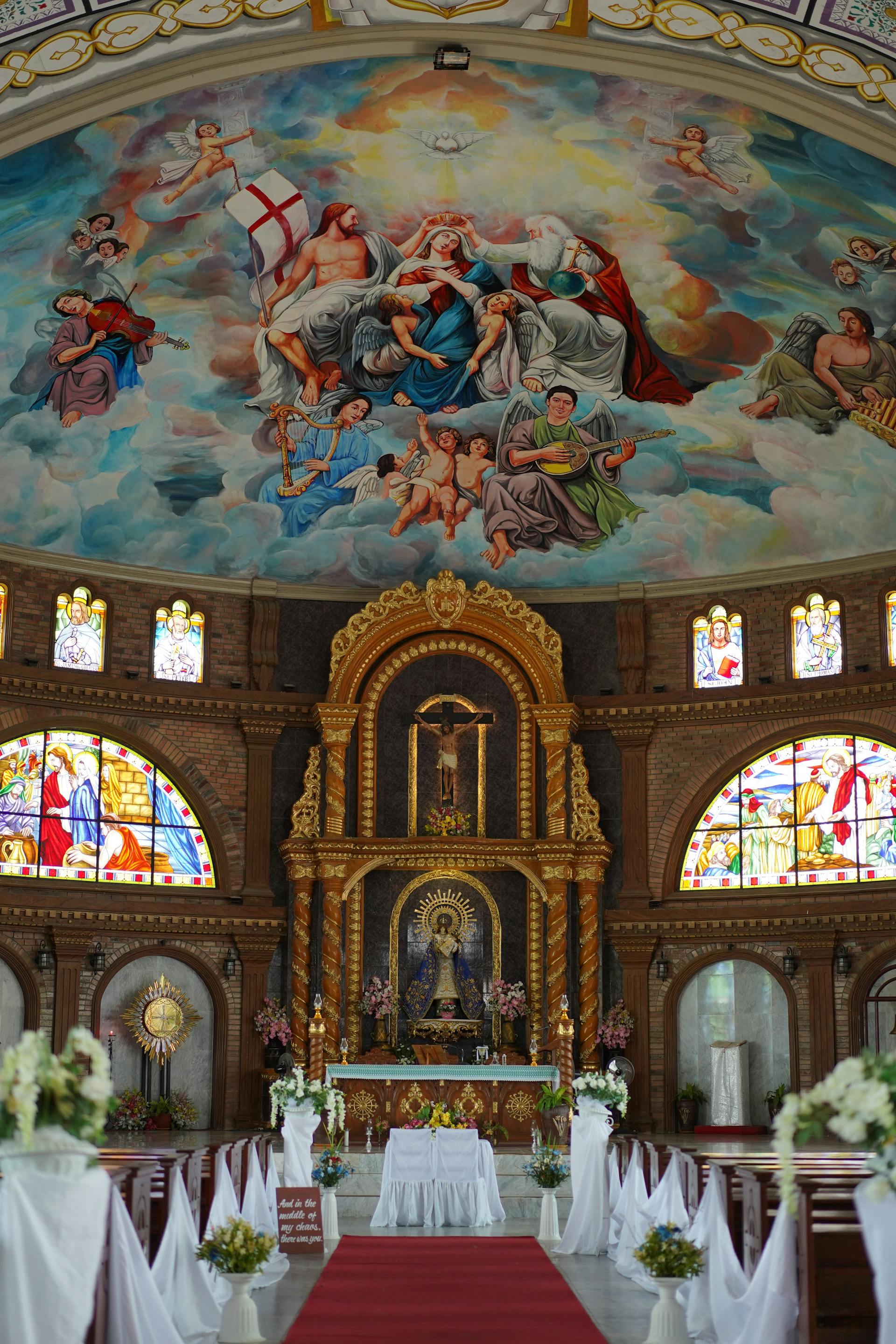 Una iglesia decorada para una boda | Fuente: Pexels