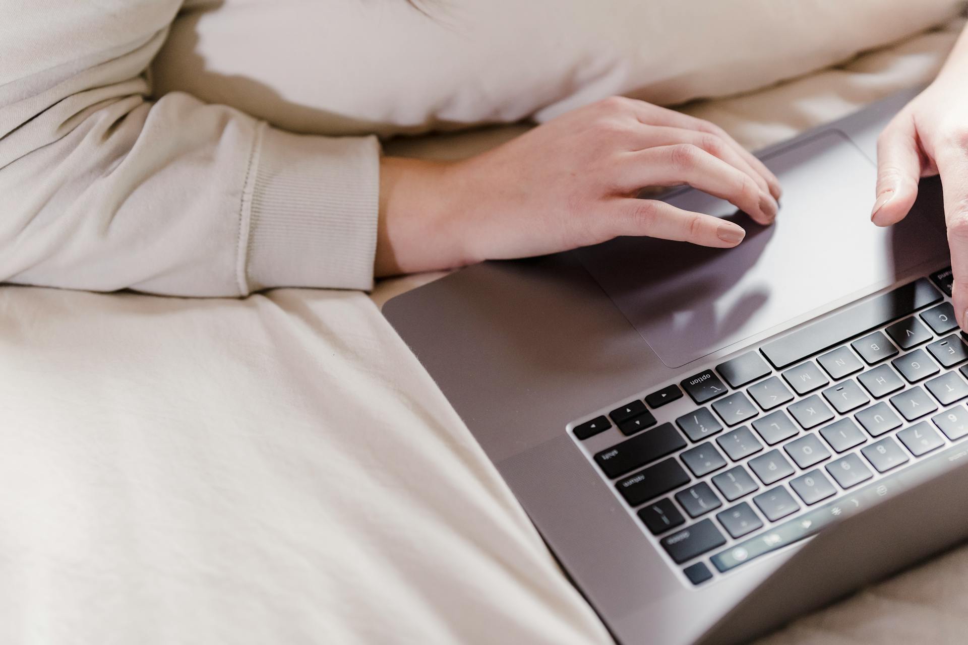 Una mujer utilizando un ordenador portátil | Fuente: Pexels