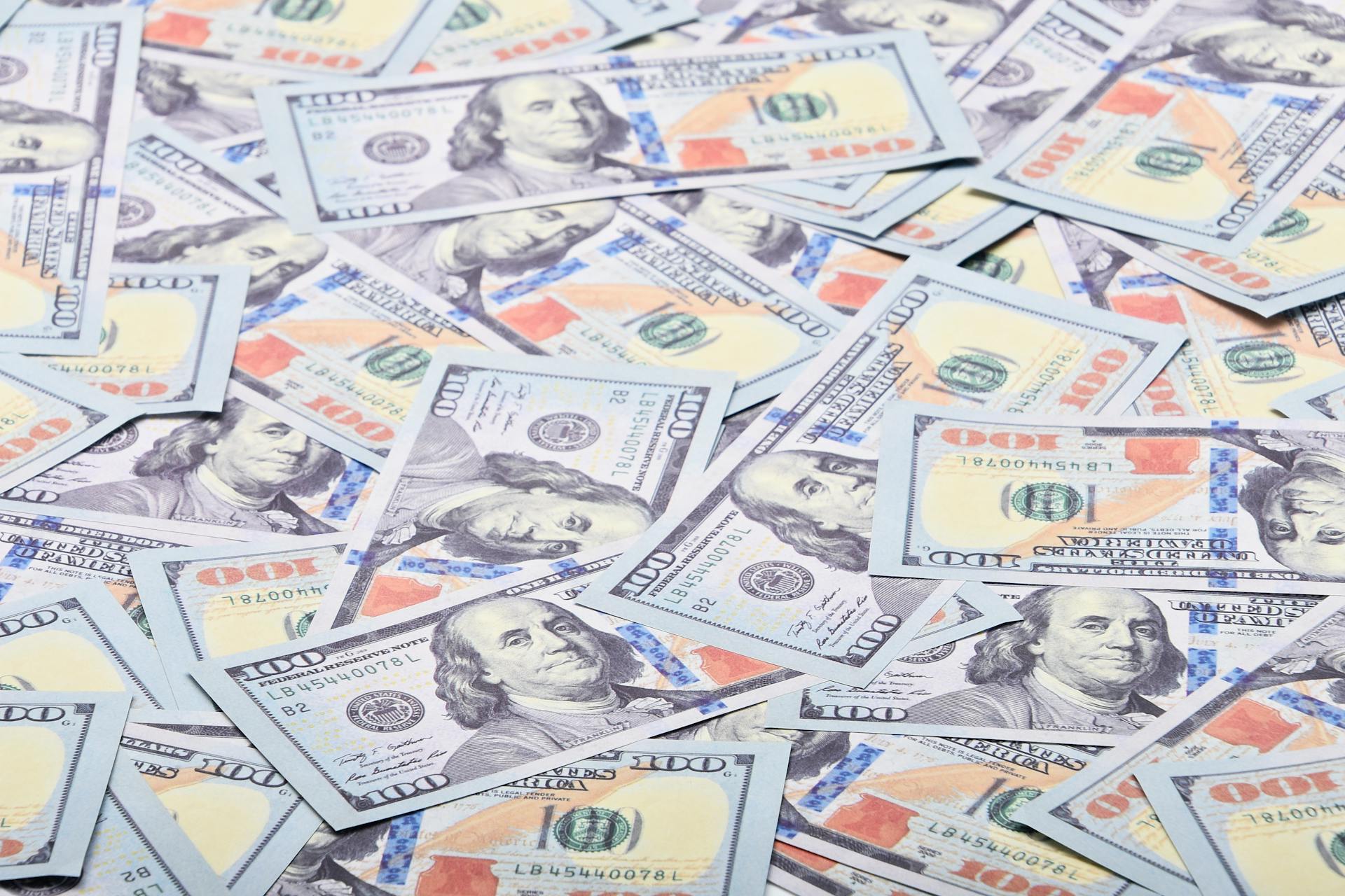 Primer plano de billetes de dólar | Fuente: Pexels