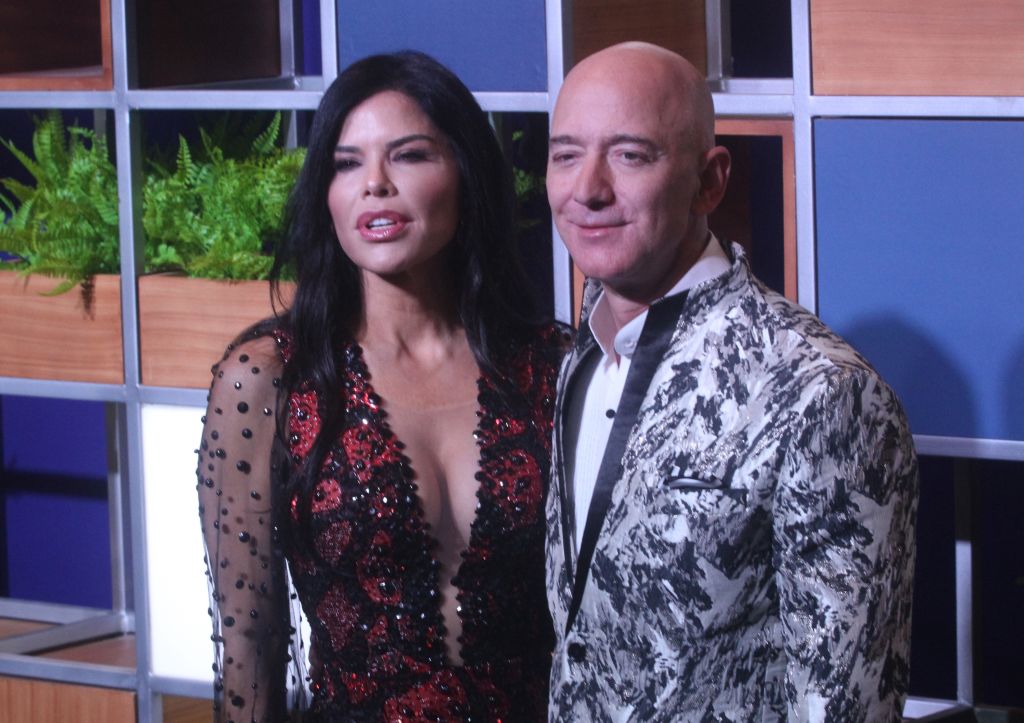 El CEO de Amazon, Jeff Bezos, junto a la presentadora de noticias estadounidense Lauren Sánchez, posan para fotografías durante un evento de alfombra azul organizado por Amazon Prime Video en Bombay, India, el 16 de enero de 2020.