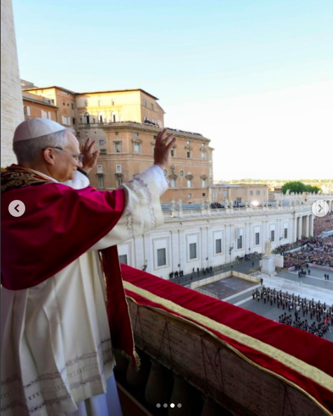 El papa León saludando a los espectadores reunidos para él mientras concedía su bendición Urbi et Orbi, publicada el 8 de mayo de 2025. | Fuente: Instagram/vaticannews