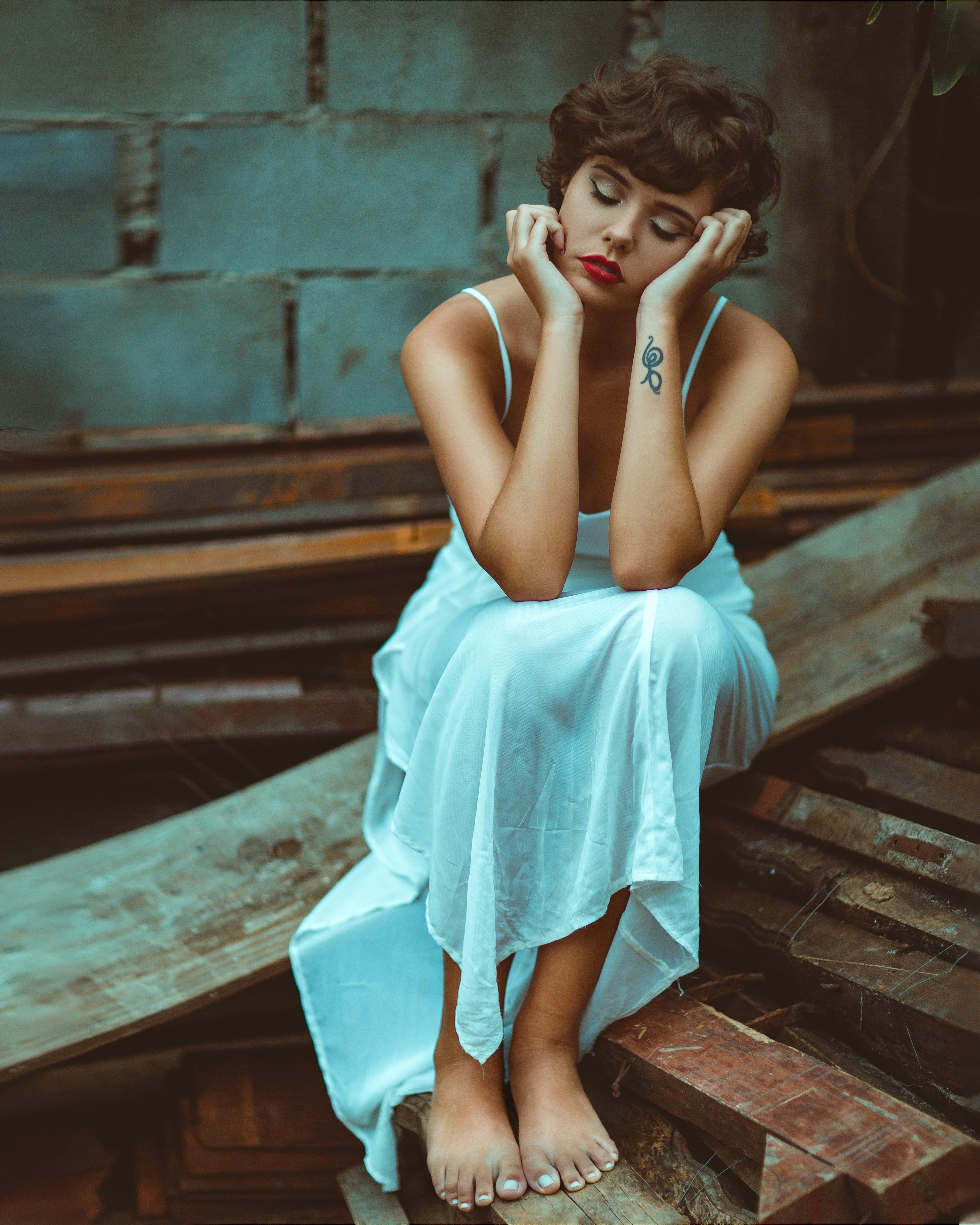 Una mujer triste con un vestido | Fuente: Pexels