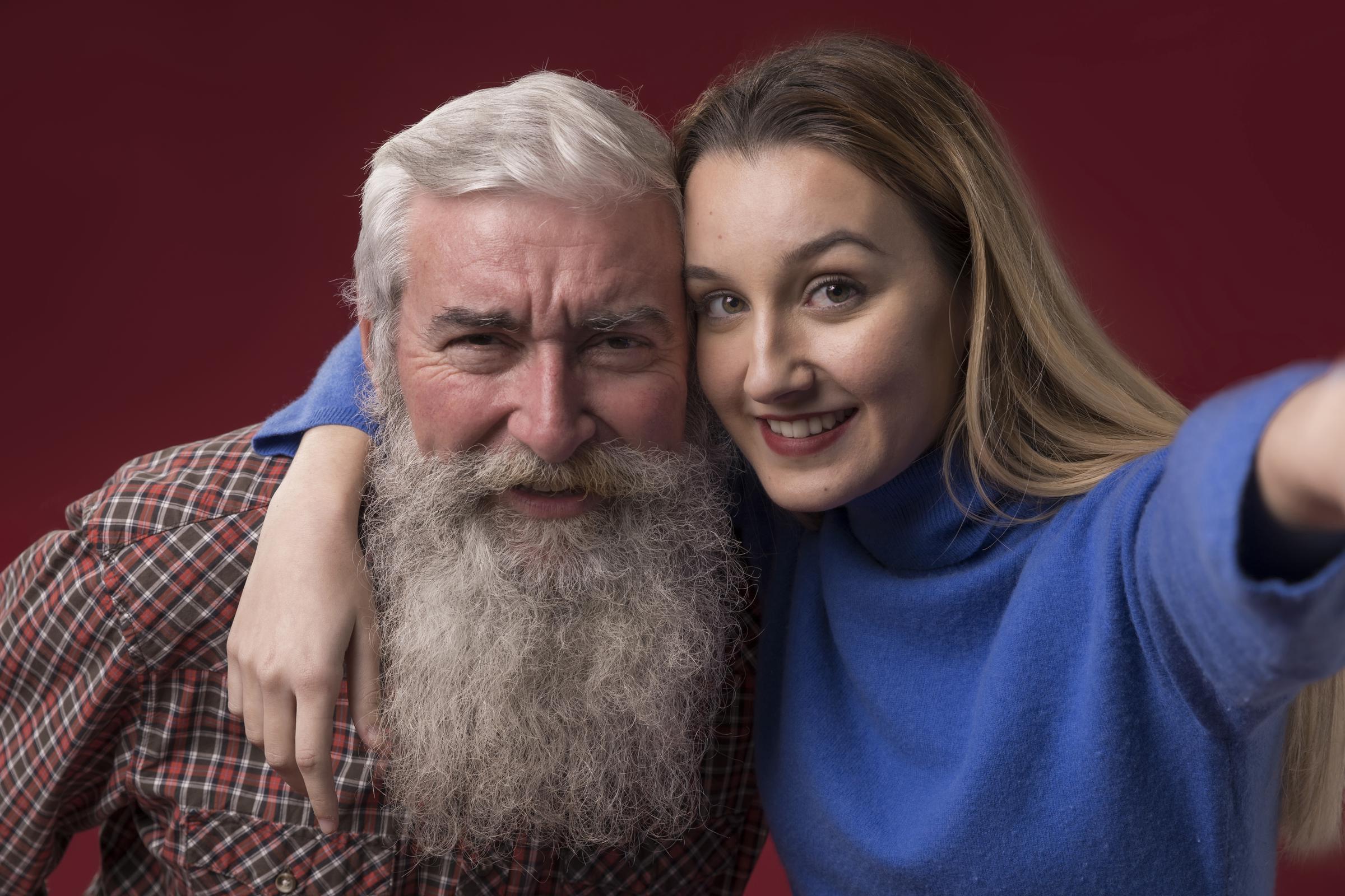 Una nieta feliz con su abuelo | Fuente: Freepik