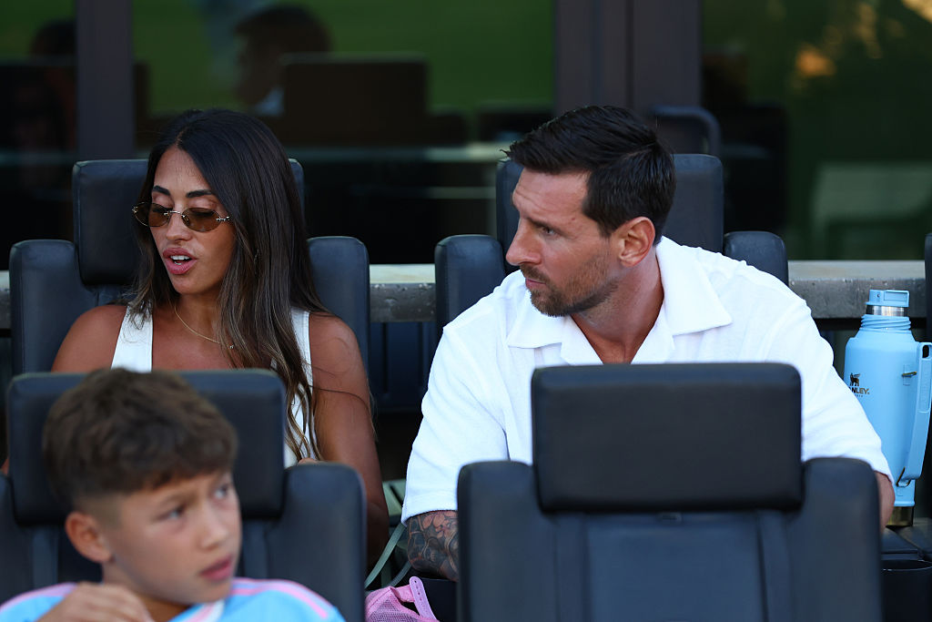 Lionel Messi observa desde las gradas junto a su esposa Antonela Roccuzzo durante el partido de la MLS entre Inter Miami CF y FC Cincinnati en el Chase Stadium, el 26 de julio de 2025 en Fort Lauderdale, Florida. | Foto: Getty Images