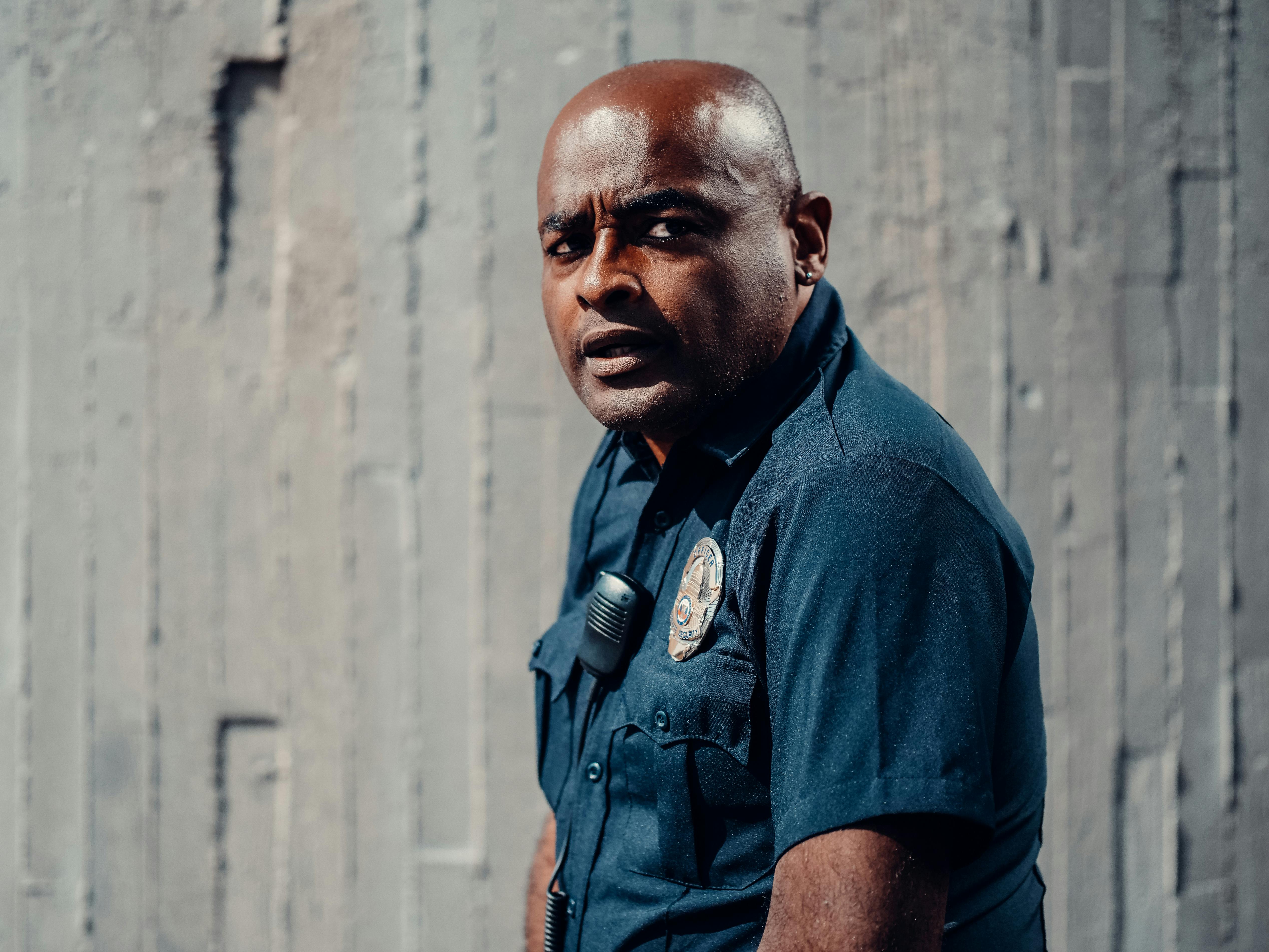 Un policía serio | Fuente: Pexels