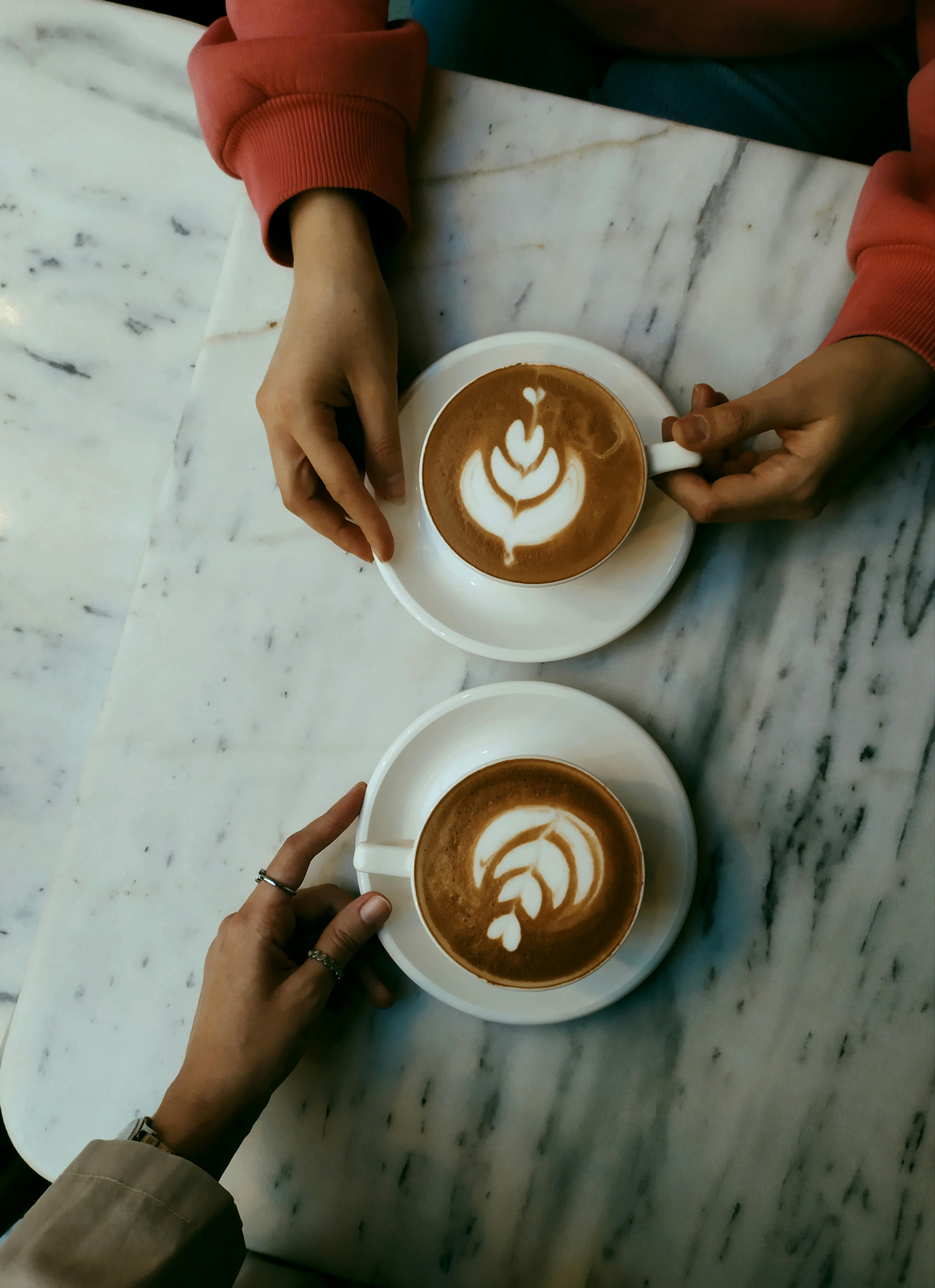Dos mujeres tomando café | Fuente: Pexels