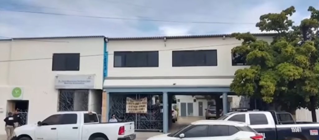 Cuatro personas perdieron la vida luego de acudir a una clínica en Sonora, para suministrase suero vitaminado. | Fuente: Youtube/El Heraldo México.