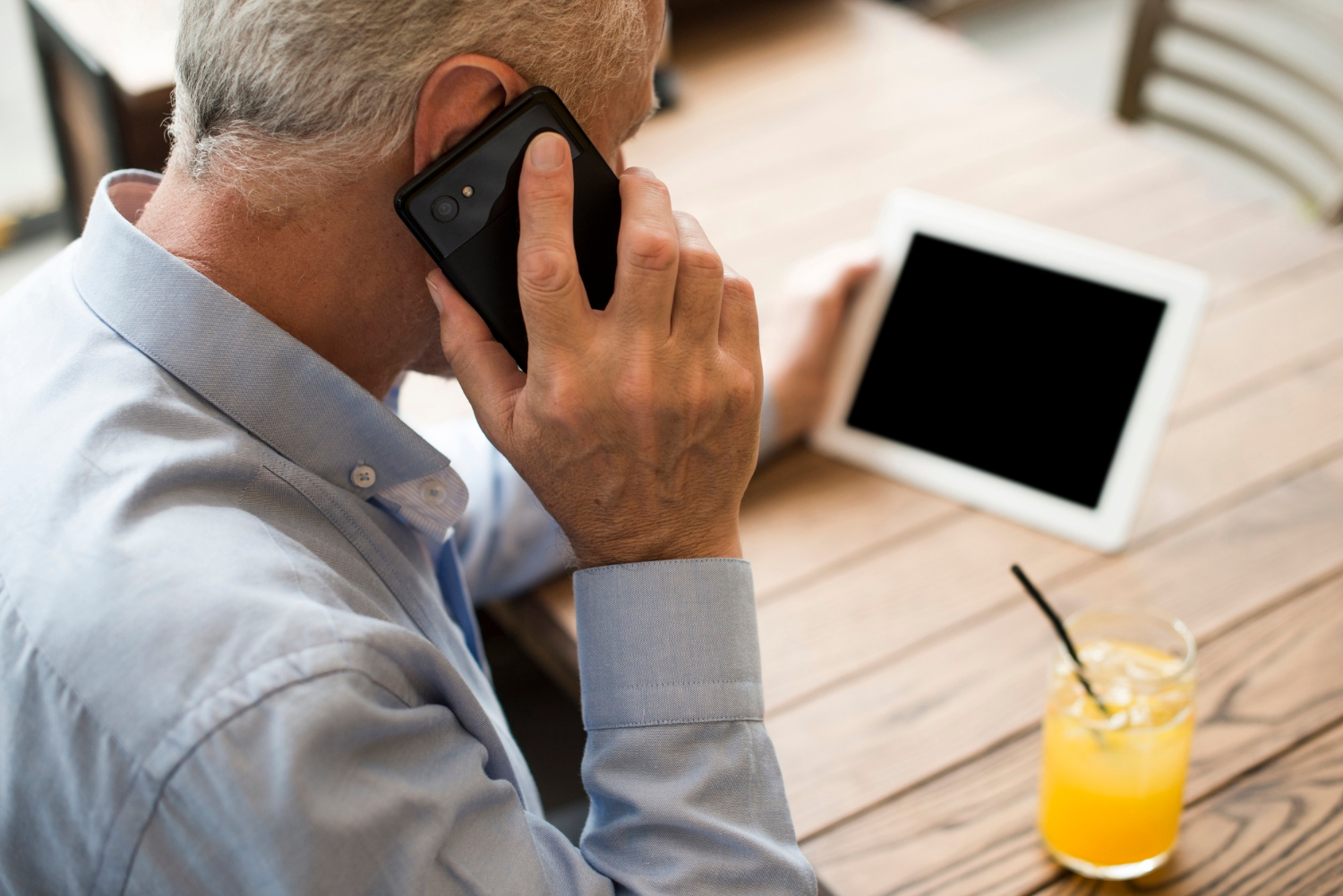 Un hombre mayor hablando por teléfono | Fuente: Freepik