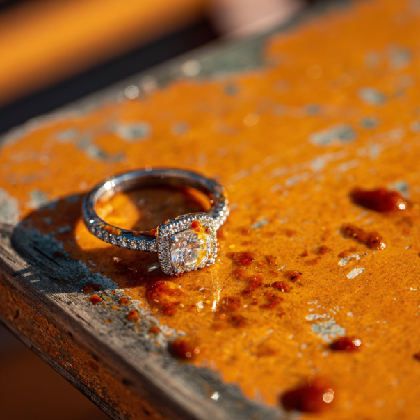 Un anillo de compromiso cubierto de salsa suave | Fuente: Midjourney
