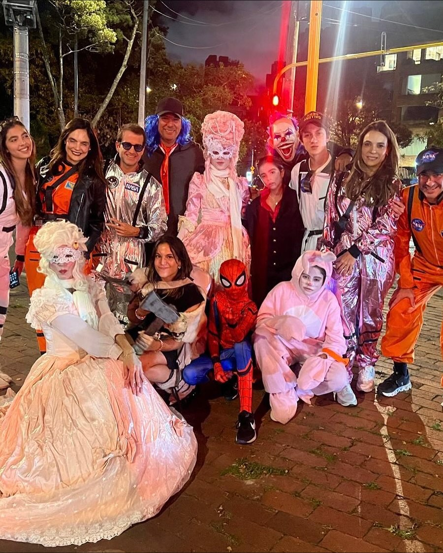 Shakira junto a sus hijos festejando en las calles | Instagram/shakira