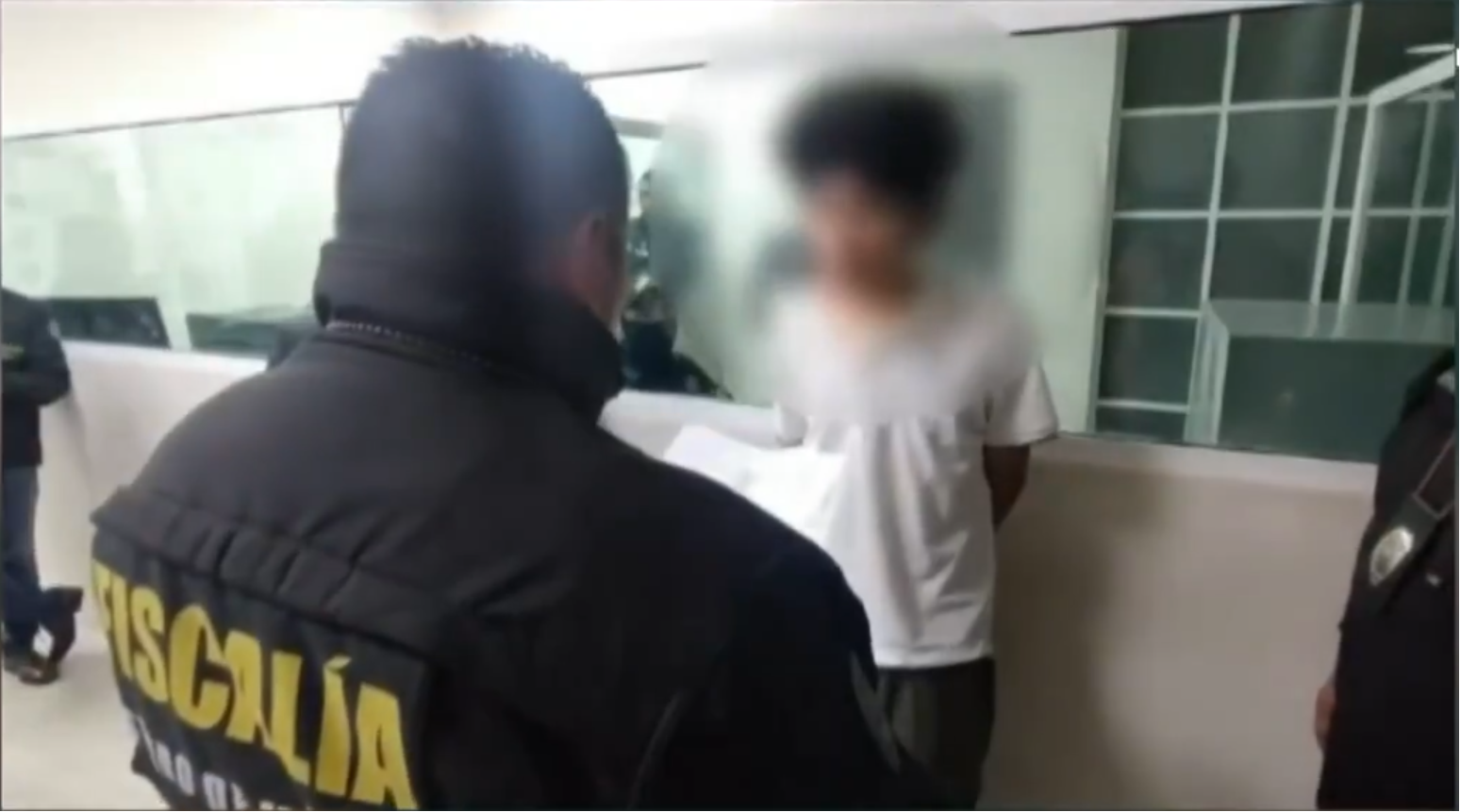 Lucio "N", de 19 años, padre del bebé abandonado, rodeado de oficiales de la policía | Fuente: X/nacholozano