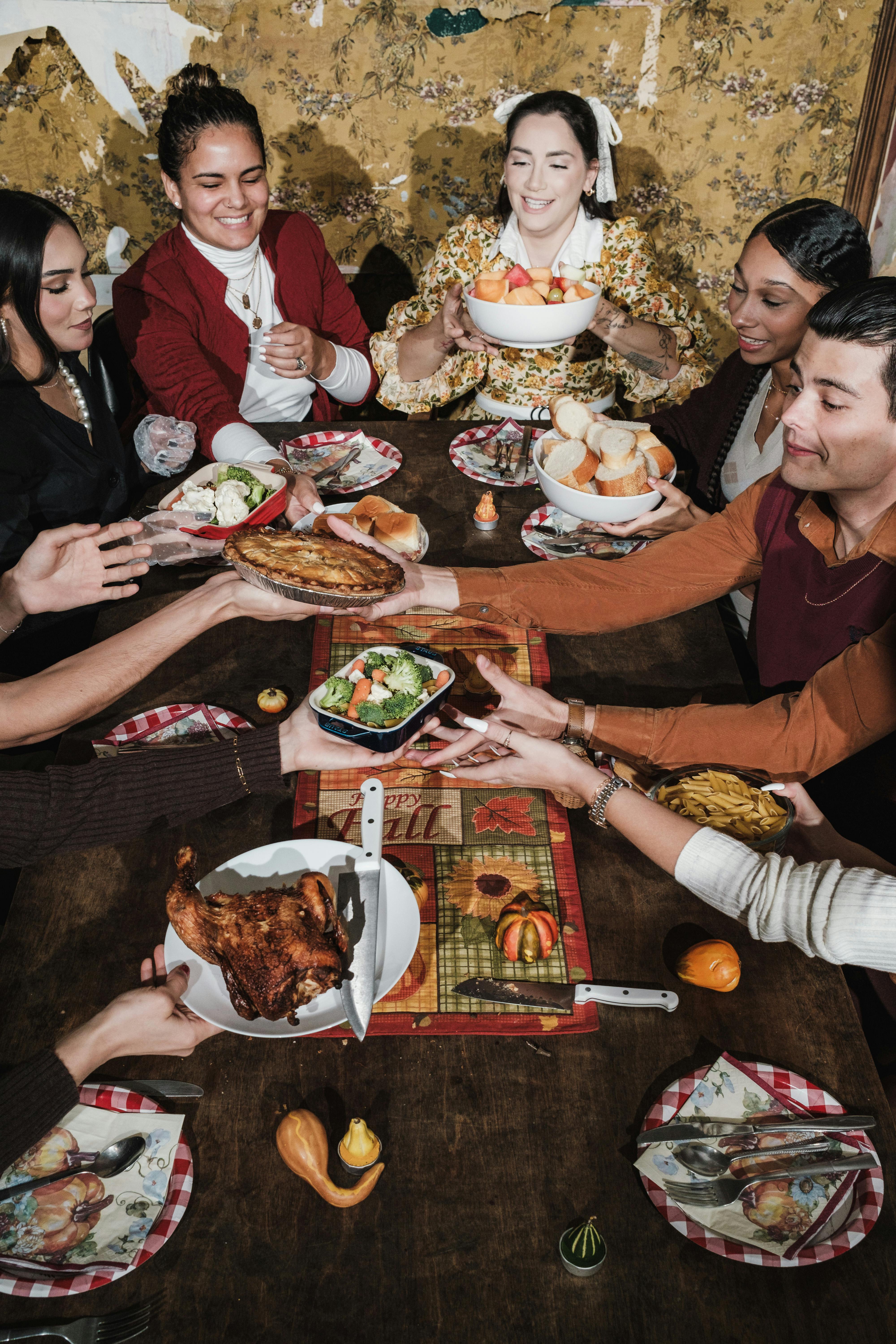 Gente en una cena | Fuente: Pexels