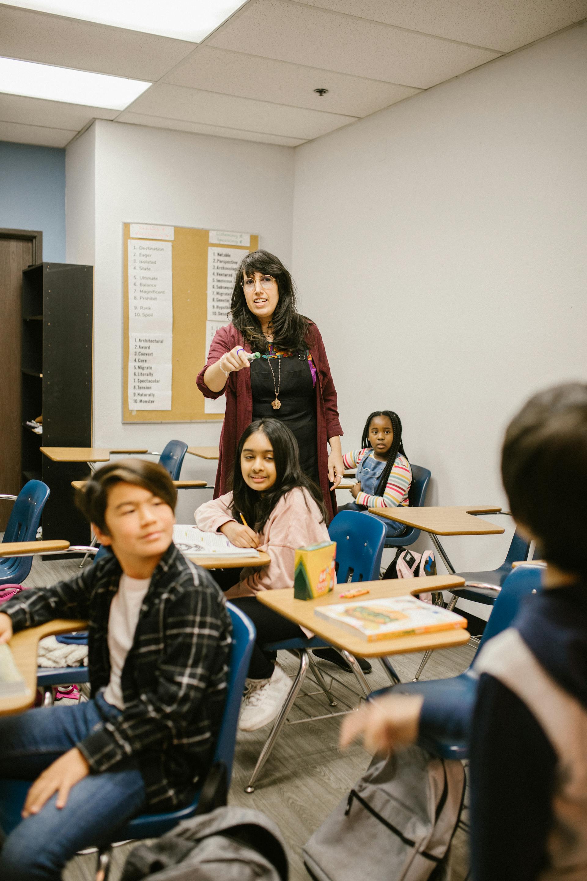 Una mujer dando clase en un instituto | Fuente: Pexels
