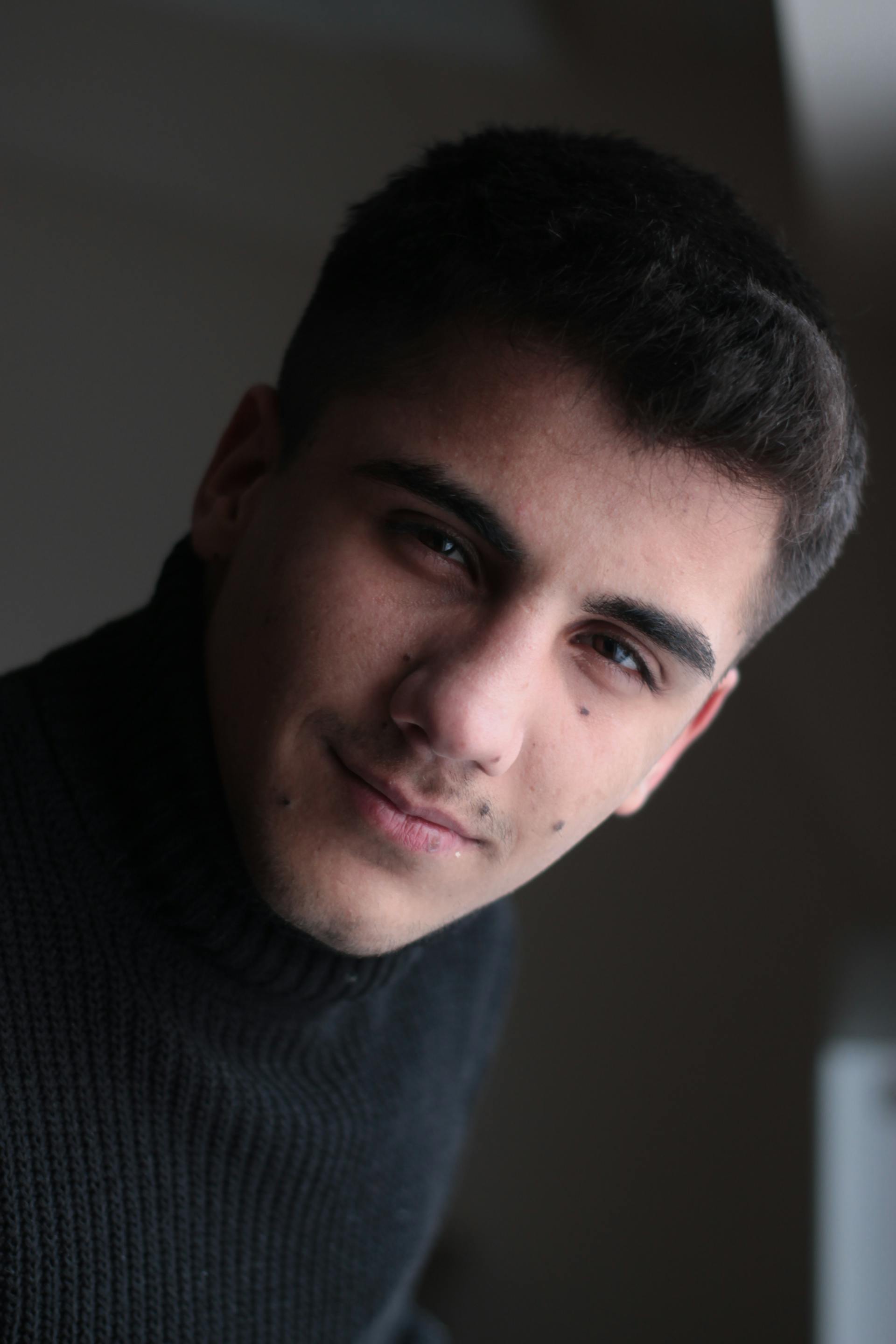 Un hombre sonriendo | Fuente: Pexels