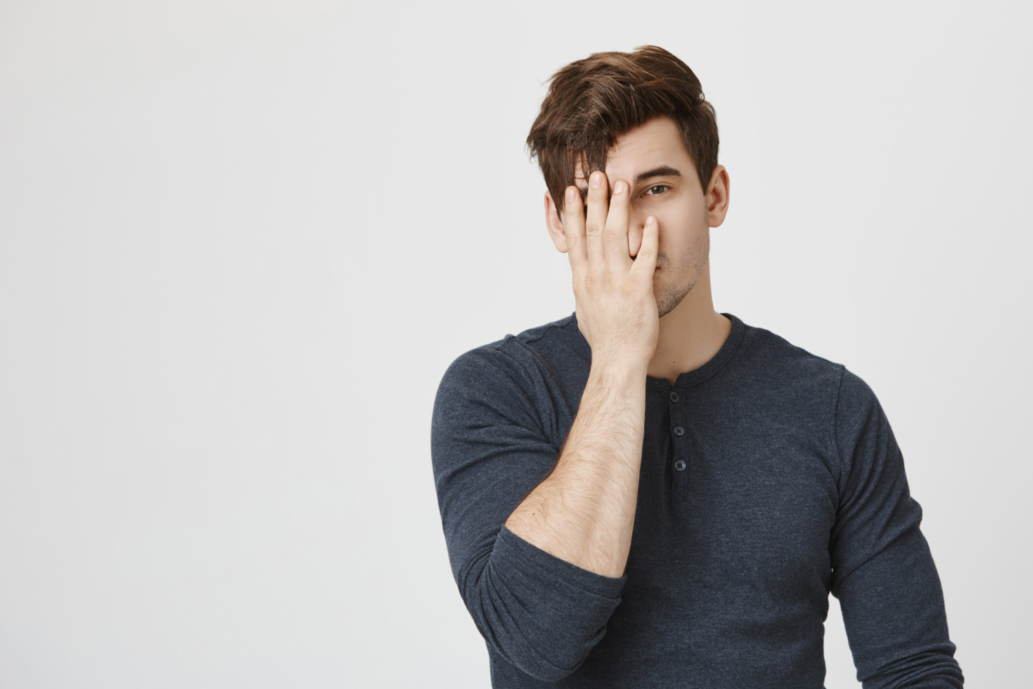 Um homem devastado | Fonte: Freepik