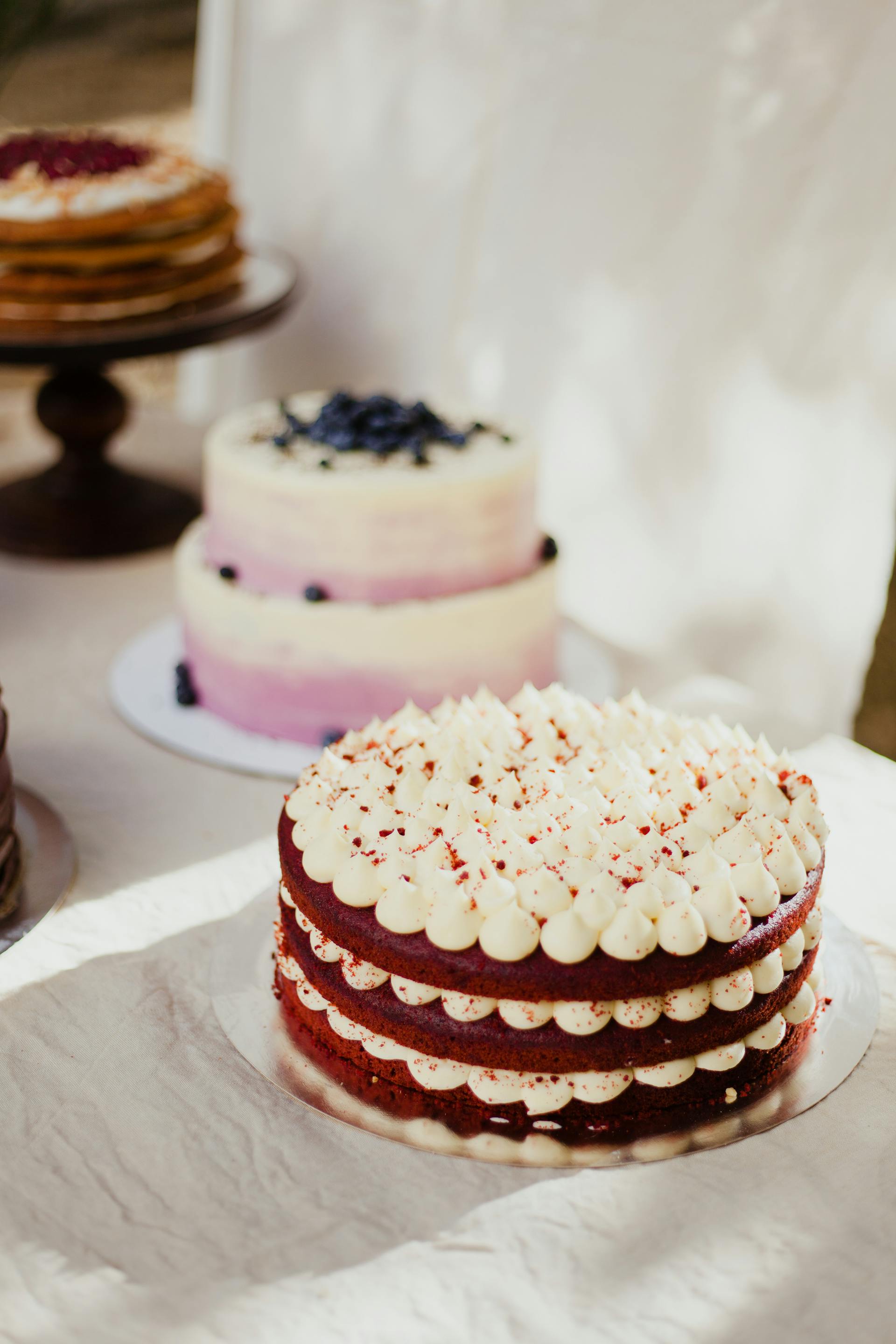 Pasteles colocados sobre una mesa | Fuente: Pexels