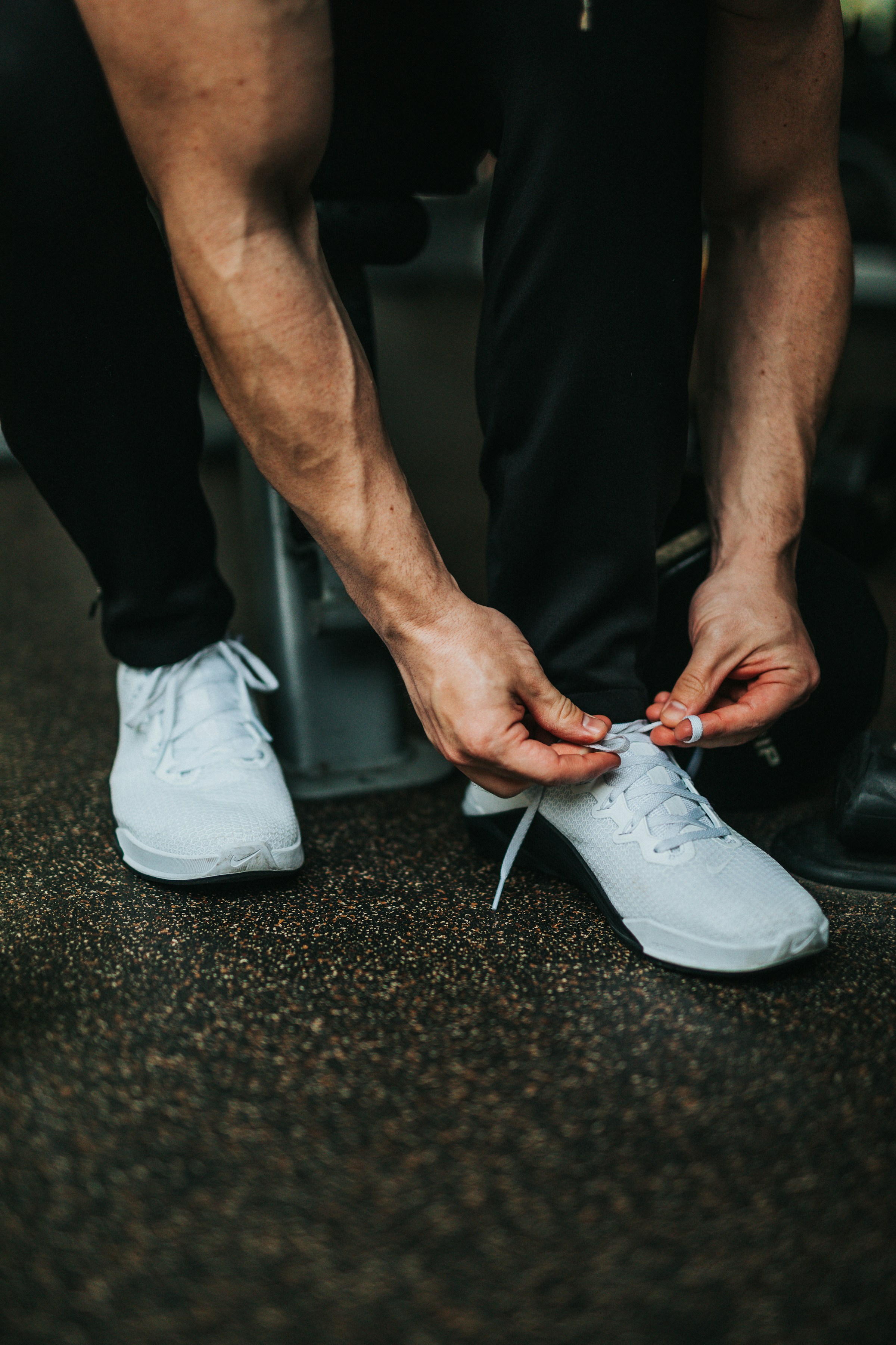 Un hombre atándose los cordones | Fuente: Unsplash