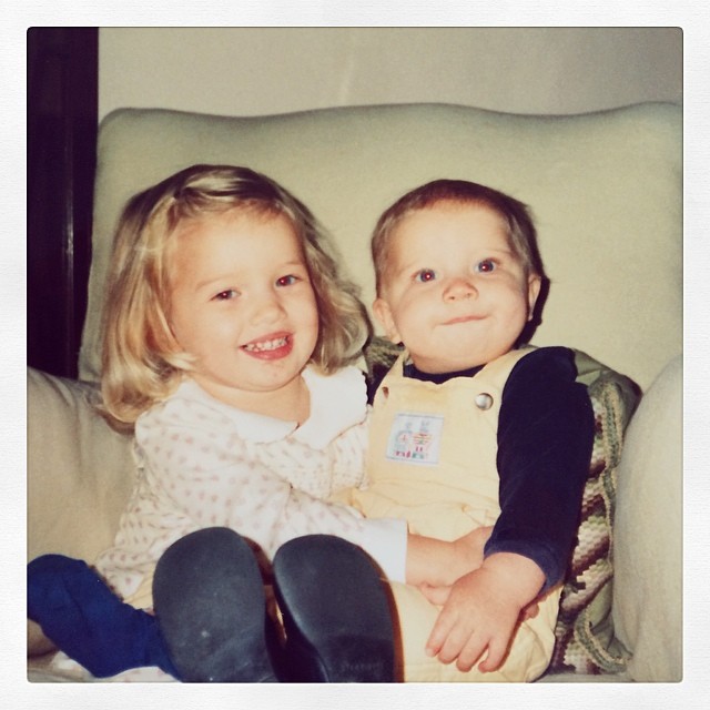 Rosie Alice Huntington-Whiteley se acurruca con un hermanito en una dulce instantánea de su infancia, ambos sonriendo a la cámara. | Fuente: Instagram/rosiehw