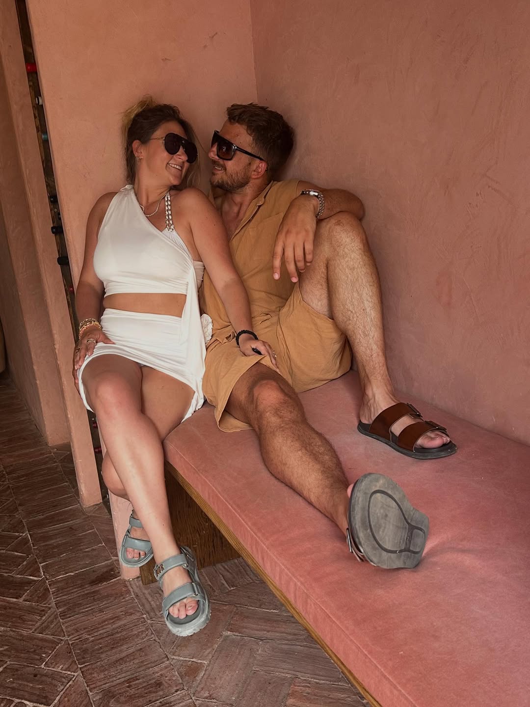 La pareja posando en Ibiza | Fuente: Instagram/adelamicha