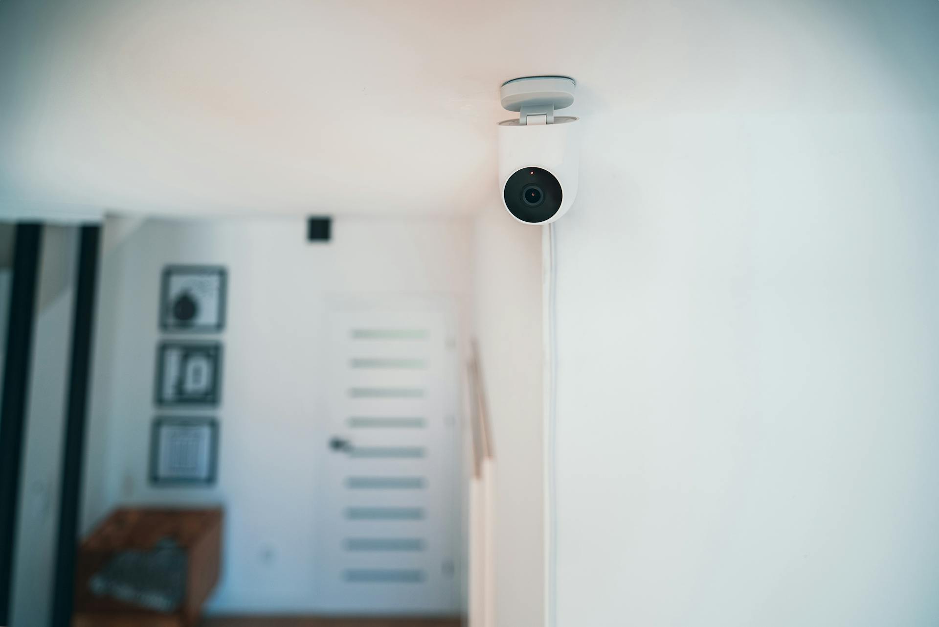 Una cámara de seguridad instalada en una casa | Fuente: Pexels