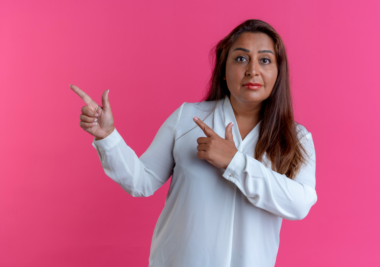 Una mujer gesticulando con las manos | Fuente: Freepik