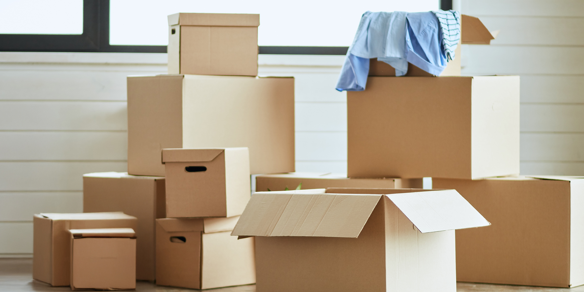 Cajas de cartón en una casa | Fuente: Shutterstock
