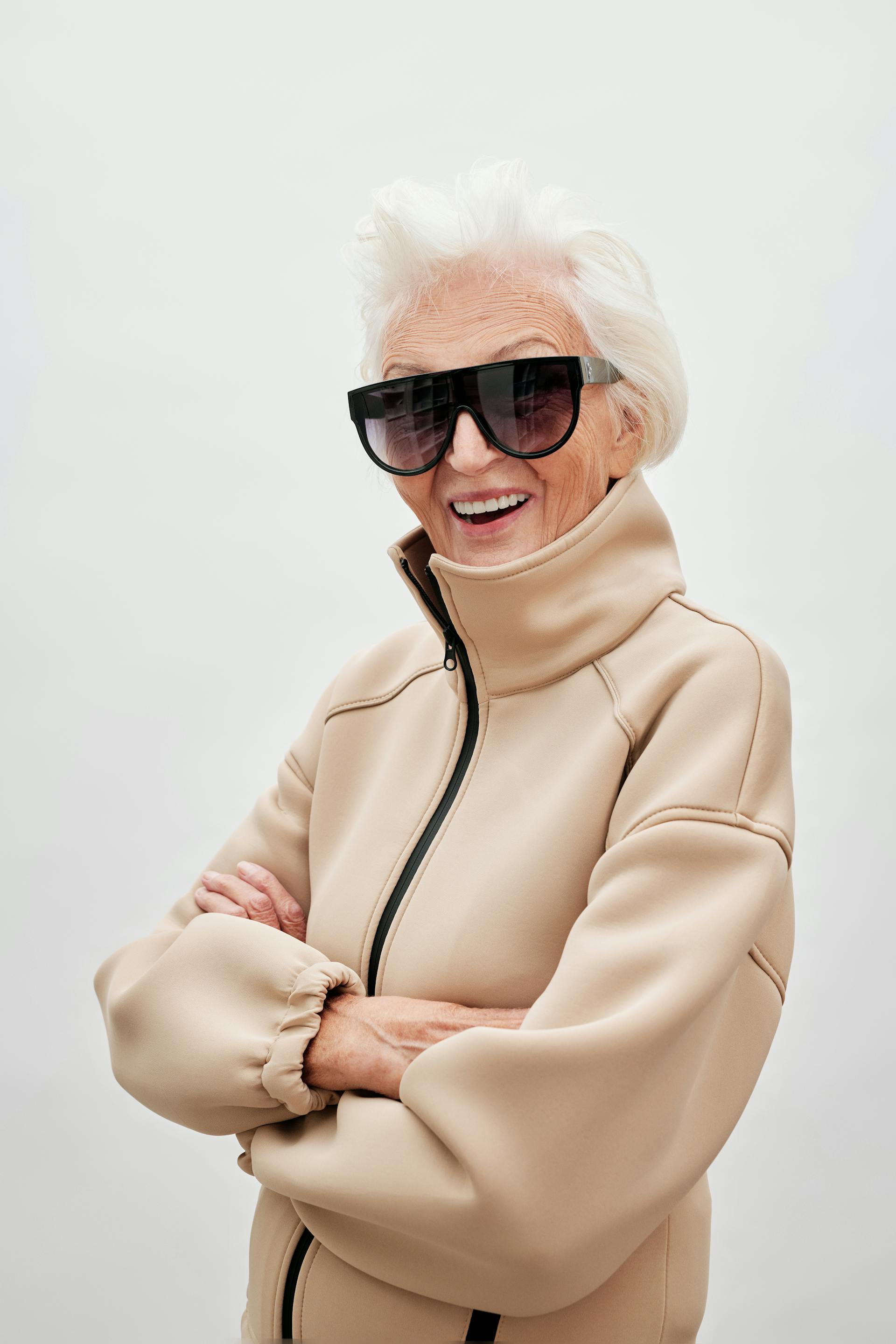 Una anciana riendo | Fuente: Pexels