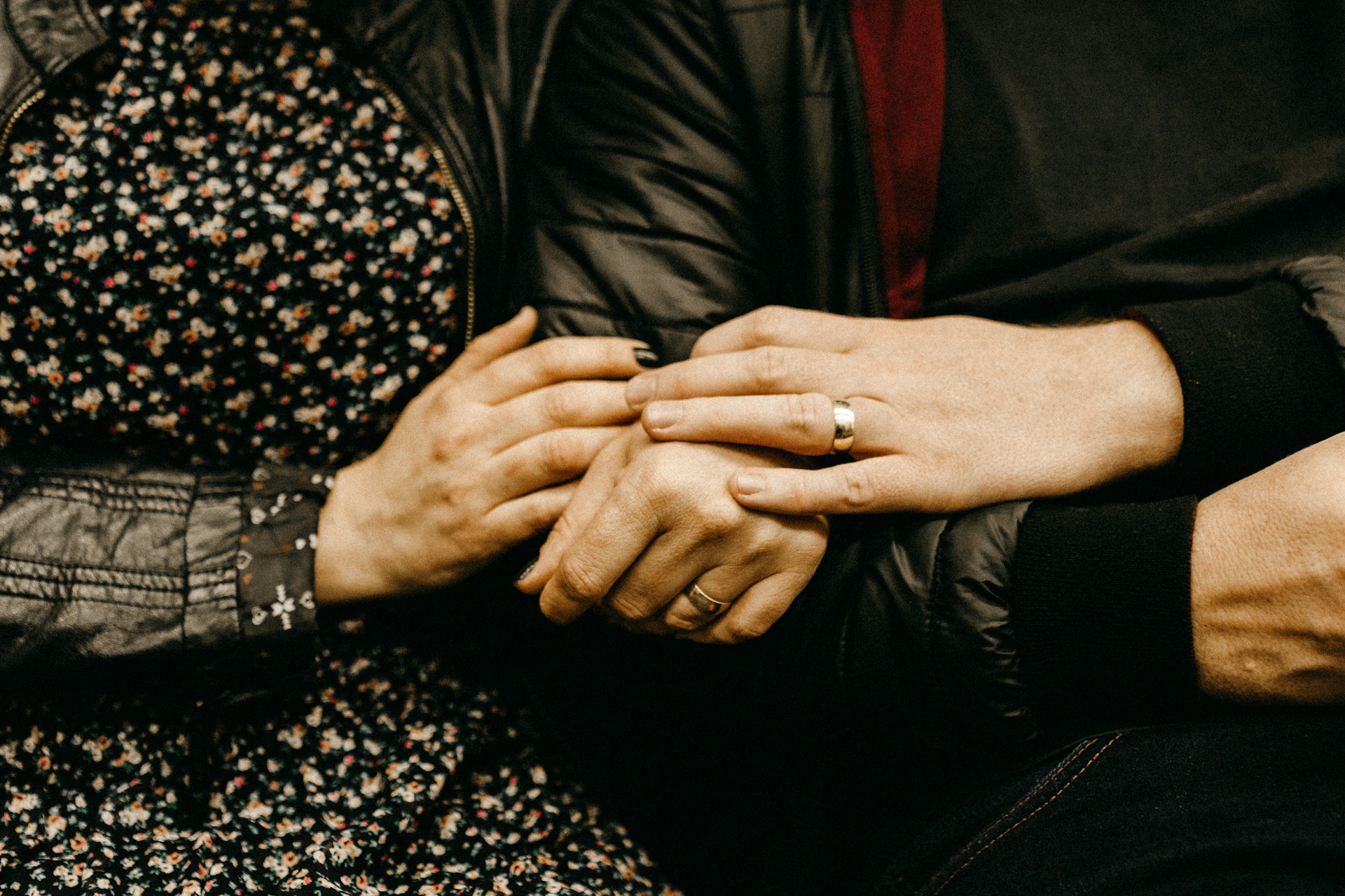 Primer plano de una pareja cogida de la mano | Fuente: Unsplash