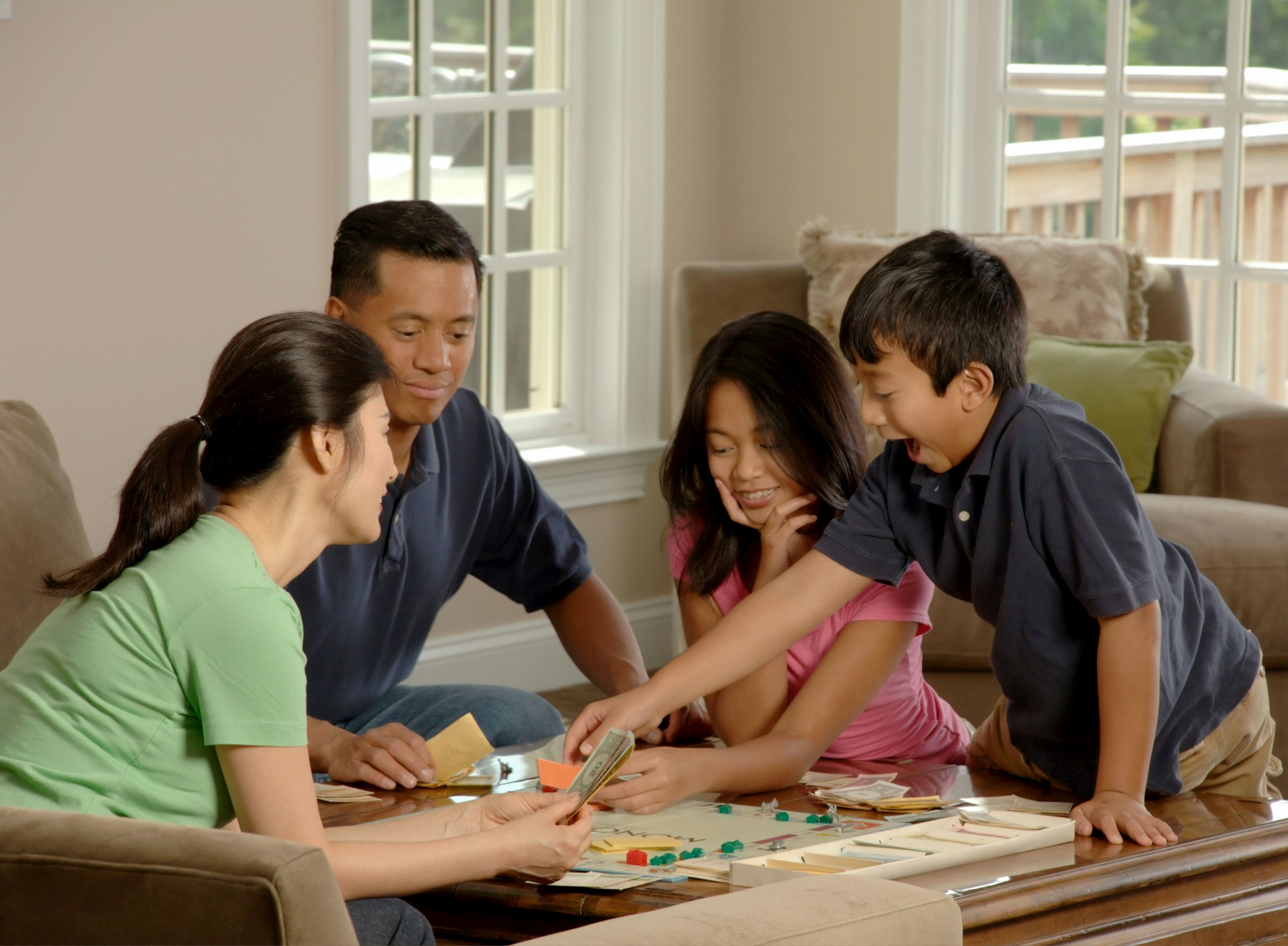 Una familia jugando a un juego de mesa | Fuente: Unsplash