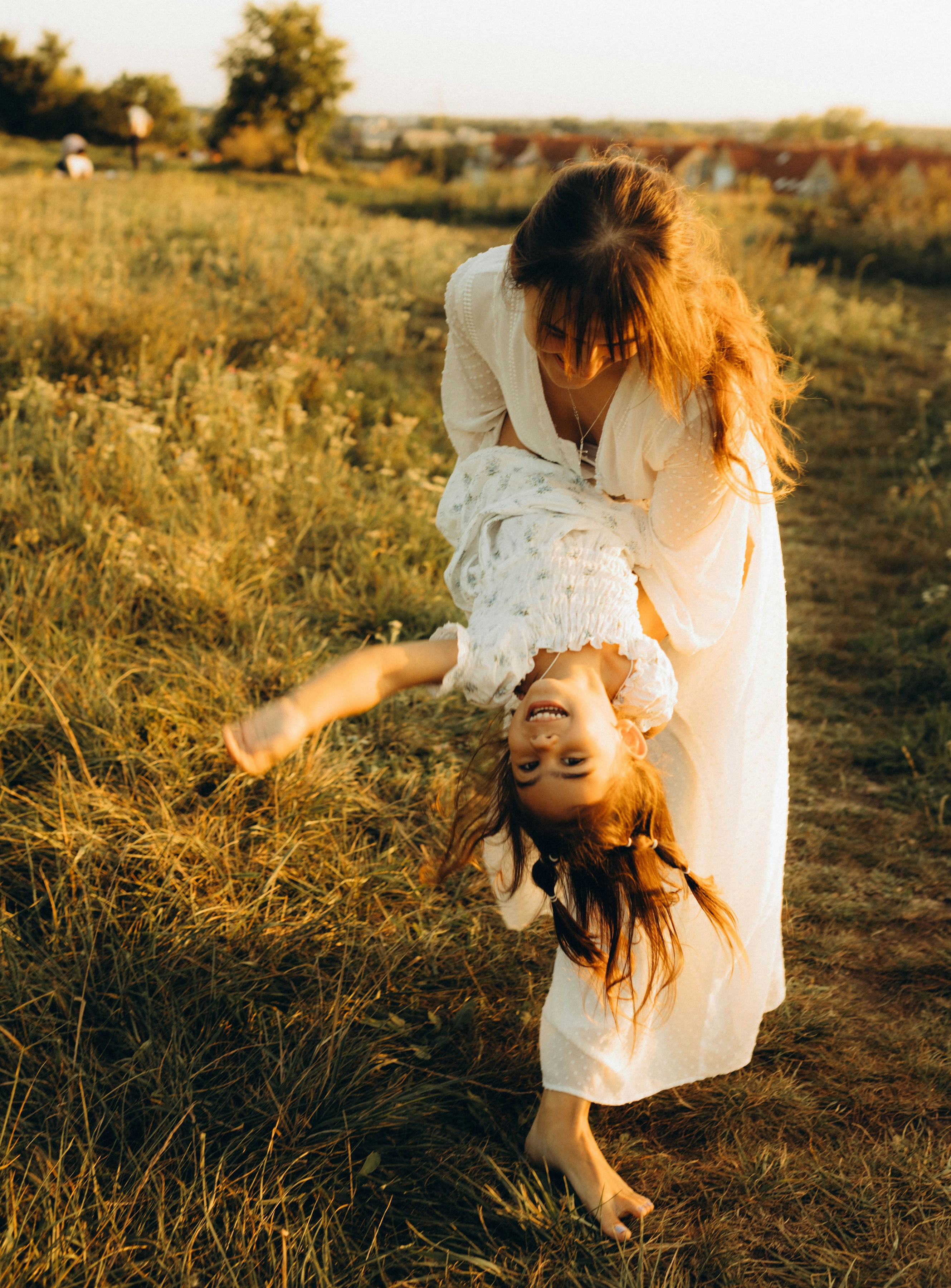 Una madre divirtiéndose con su hija | Fuente: Unsplash