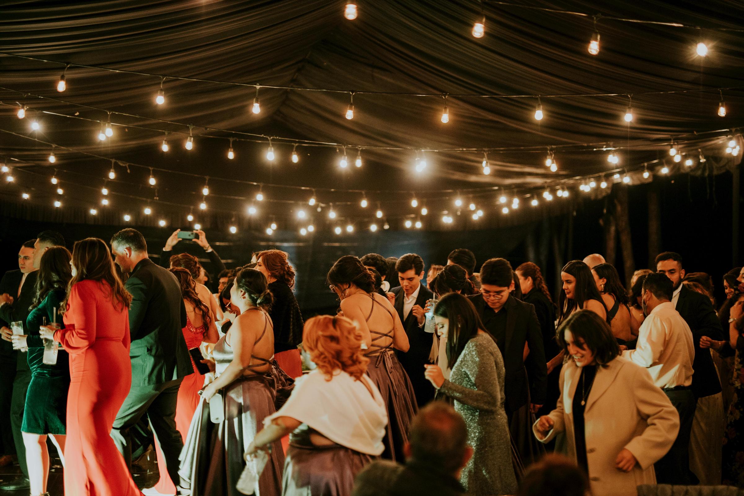 Una multitud en un banquete de boda | Fuente: Pexels
