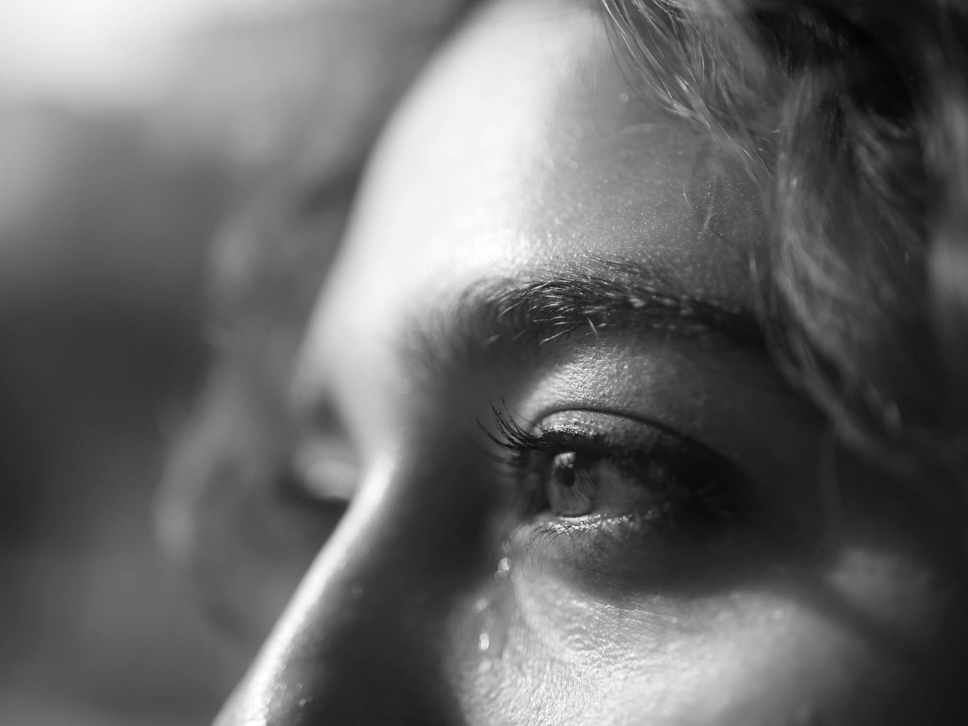 Una mujer emocionada llorando | Fuente: Pexels