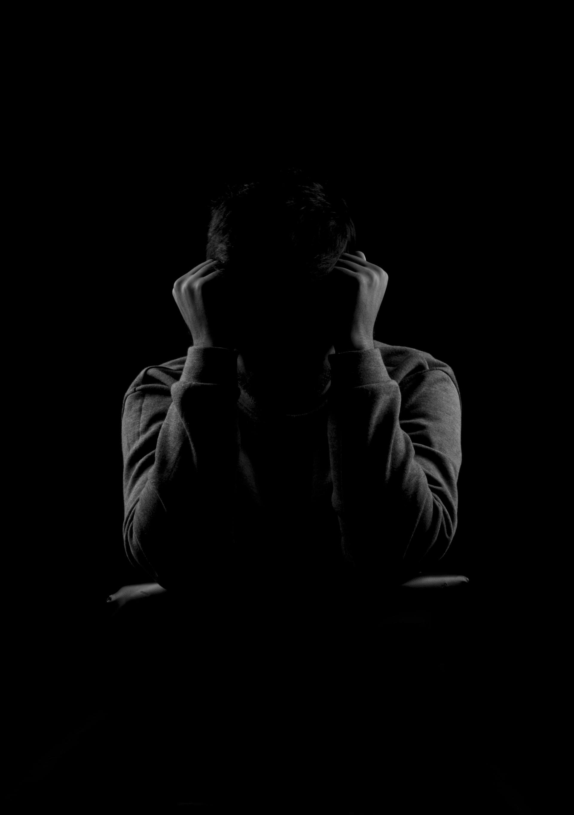 Toma en escala de grises de un hombre angustiado | Fuente: Pexels