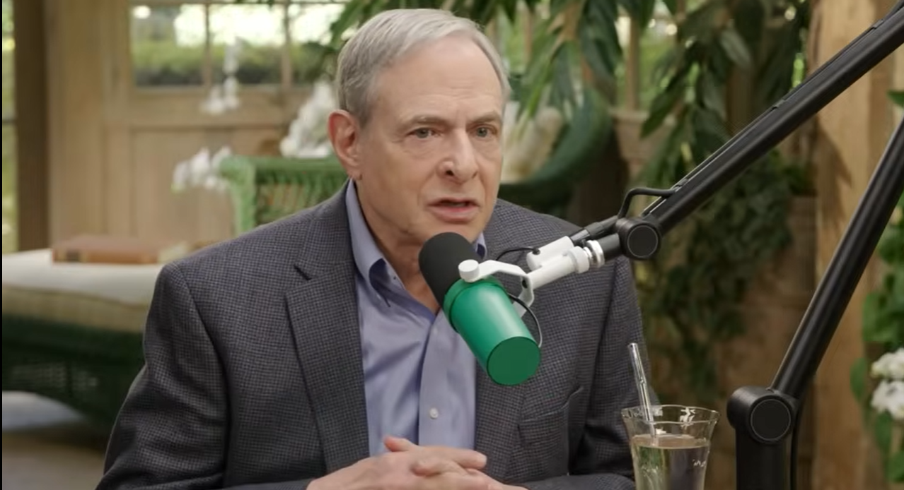 Dr. Bruce Greyson durante un episodio de