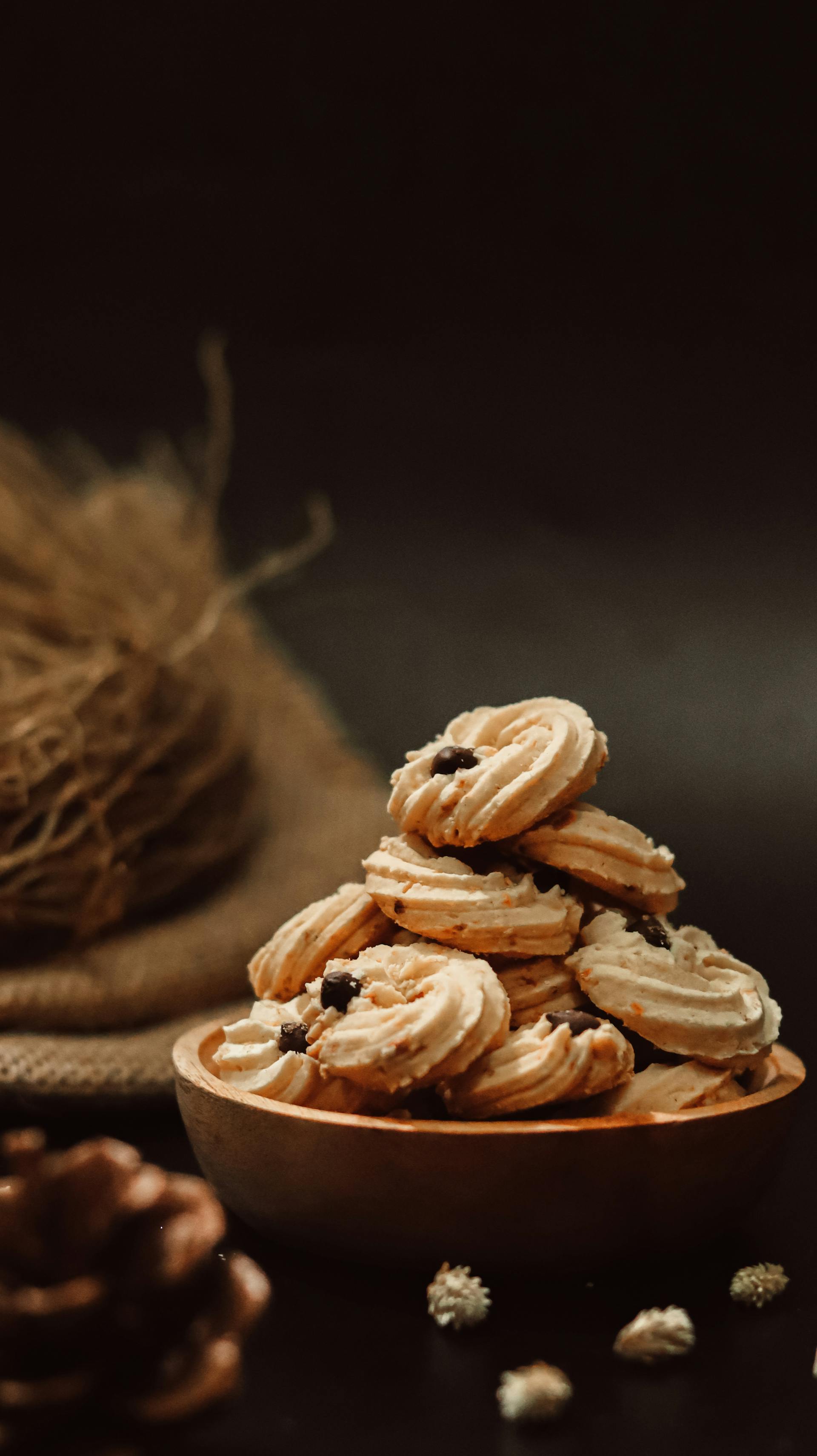 Galletas con pepitas de chocolate en un bol | Fuente: Pexels