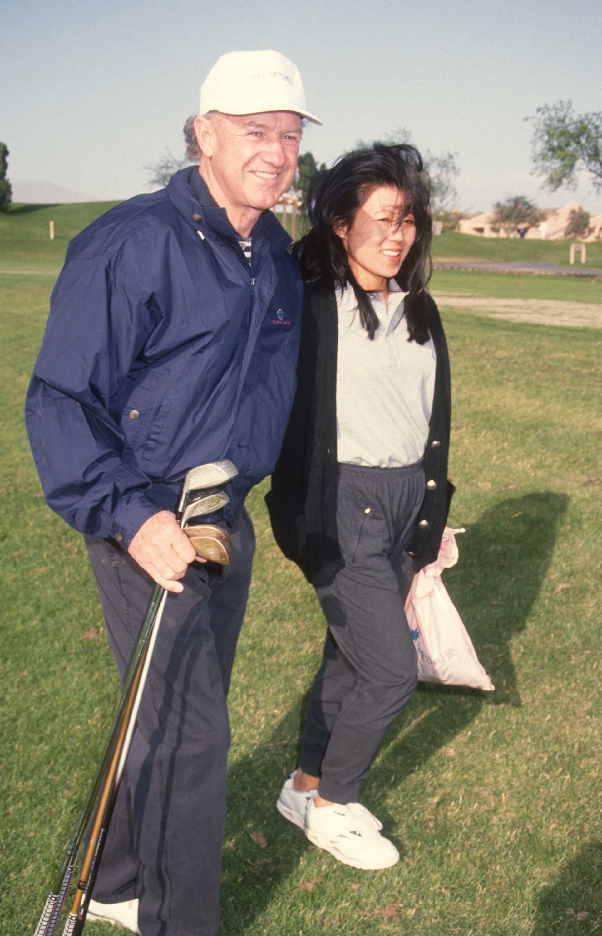 Gene Hackman y Betsy Arakawa asisten al Mission Hills Celebrity Sports Invitational en Rancho Mirage, California, el 30 de noviembre de 1991 | Fuente: Getty Images