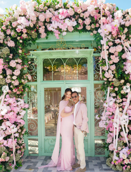El baby shower de Nadia Ferreira se convirtió en parte de la conversación sobre la graduación después de que algunos informes dijeran que Marc Anthony estaba celebrándolo allí en lugar de asistir a la ceremonia de Max. El fastuoso evento dio a los usuarios de las redes sociales otro detalle que relacionar con las preguntas sobre su ausencia. | Fuente: Instagram/nadiaferreira