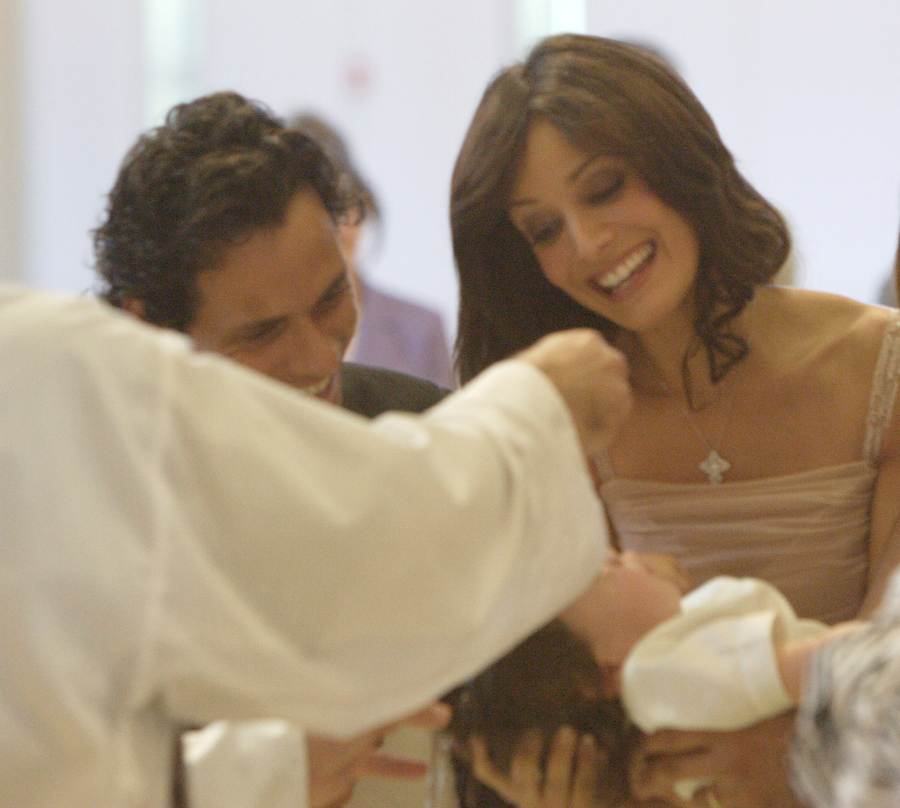 Marc Anthony y Dayanara Torres durante el bautismo del hijo de Marc Anthony y Dayanara Torres en la Iglesia St. Agatha en Miami, Florida, Estados Unidos. | Fuente: Getty Images