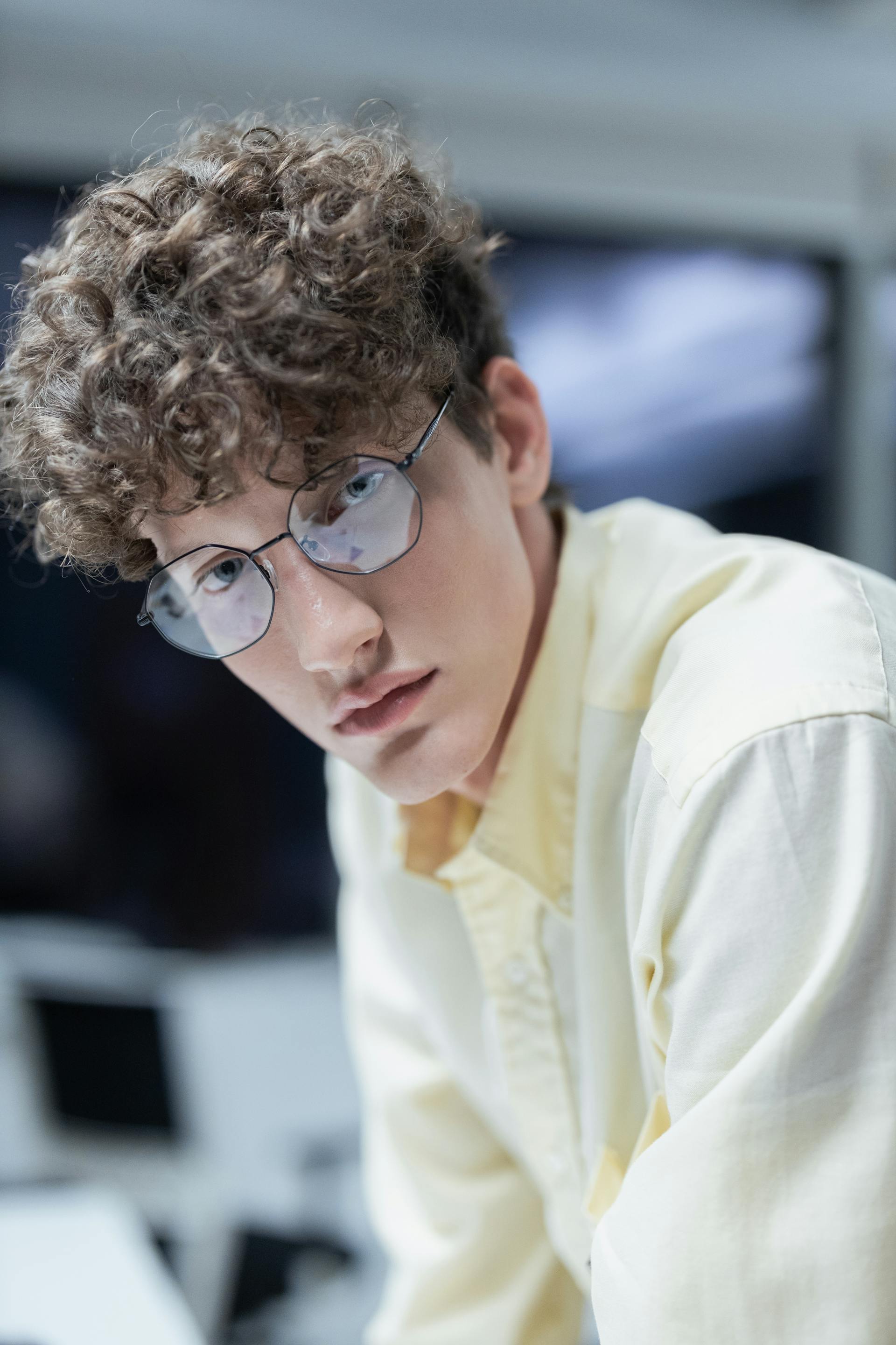 Un hombre serio | Fuente: Pexels