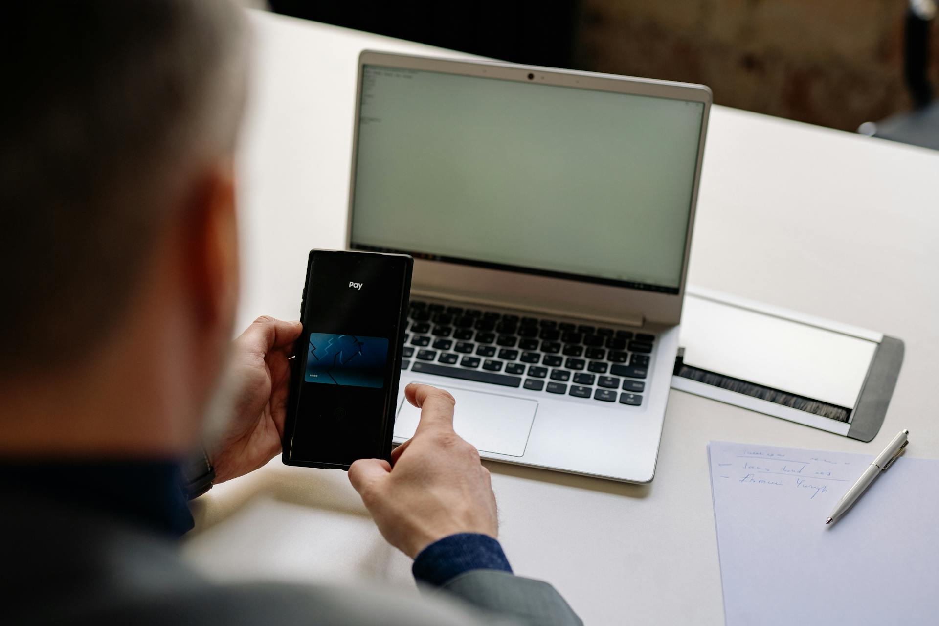 Un hombre usando su teléfono | Fuente: Pexels