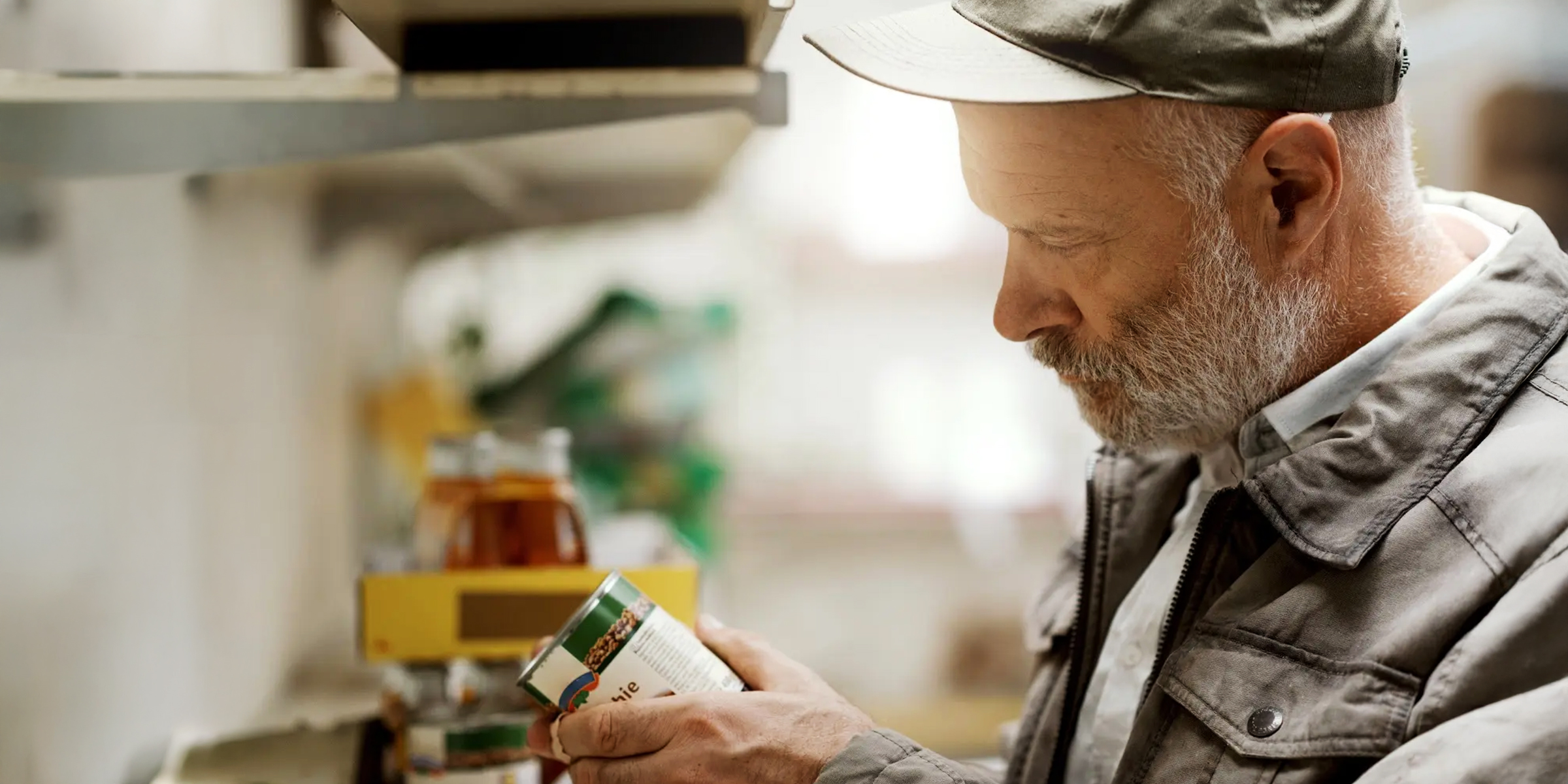 Anciano revisando una lata | Fuente: Shutterstock