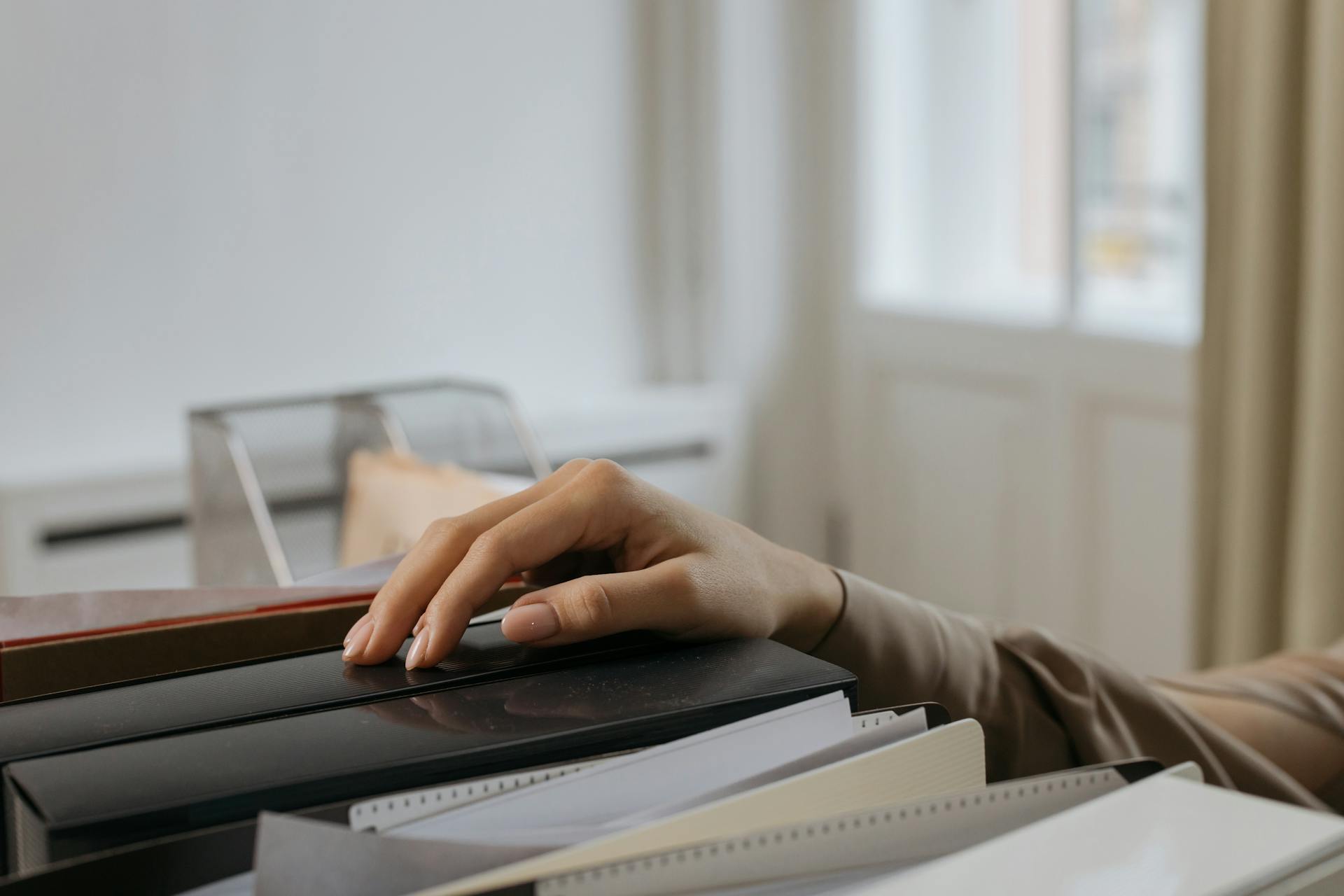 Una mujer alcanzando un archivo | Fuente: Pexels